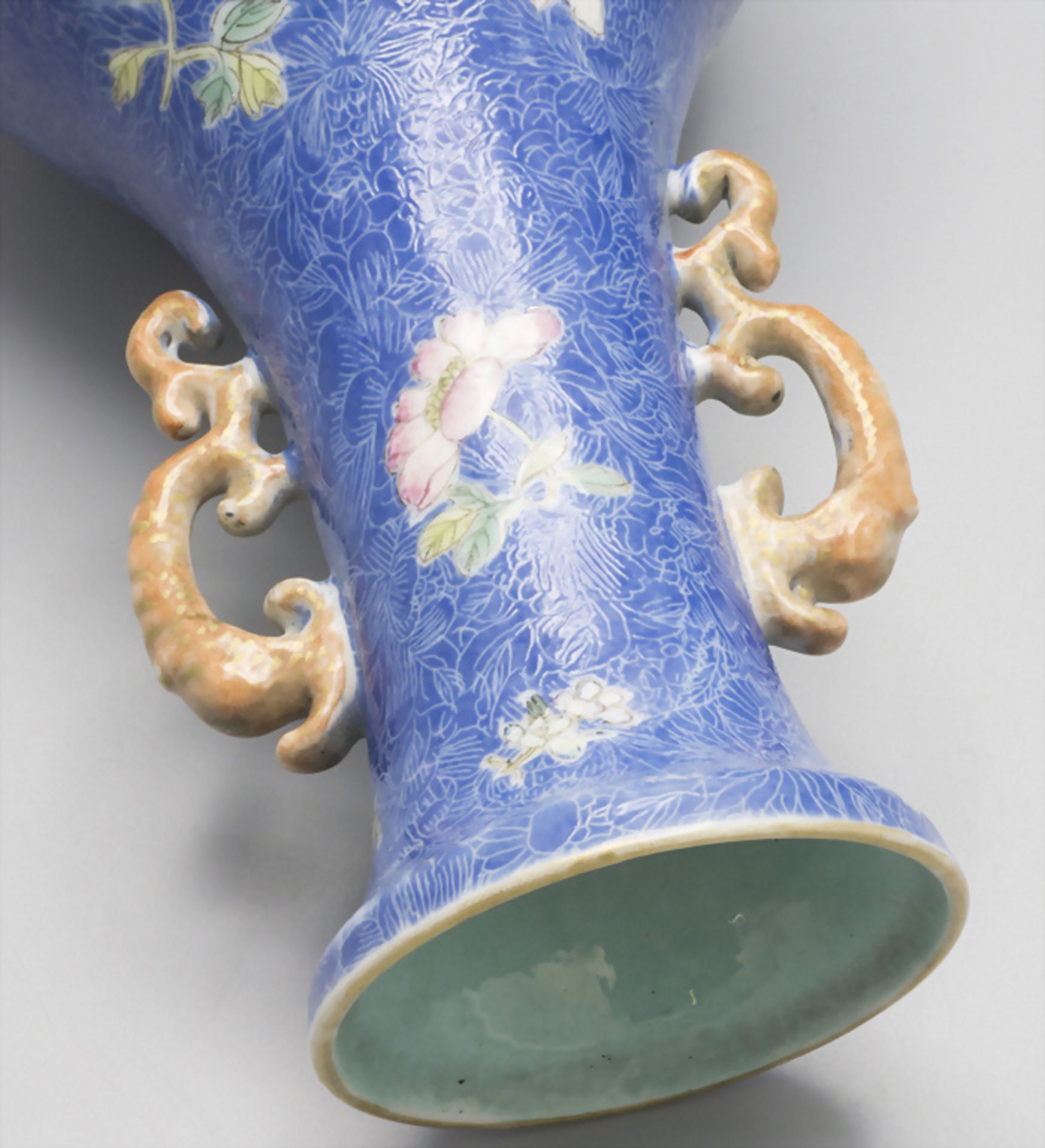 Seltene 'BLUE-GROUND'- Porzellan Ziervase / A rare Blue-Ground porcelain decorative vase, ... - Image 8 of 10