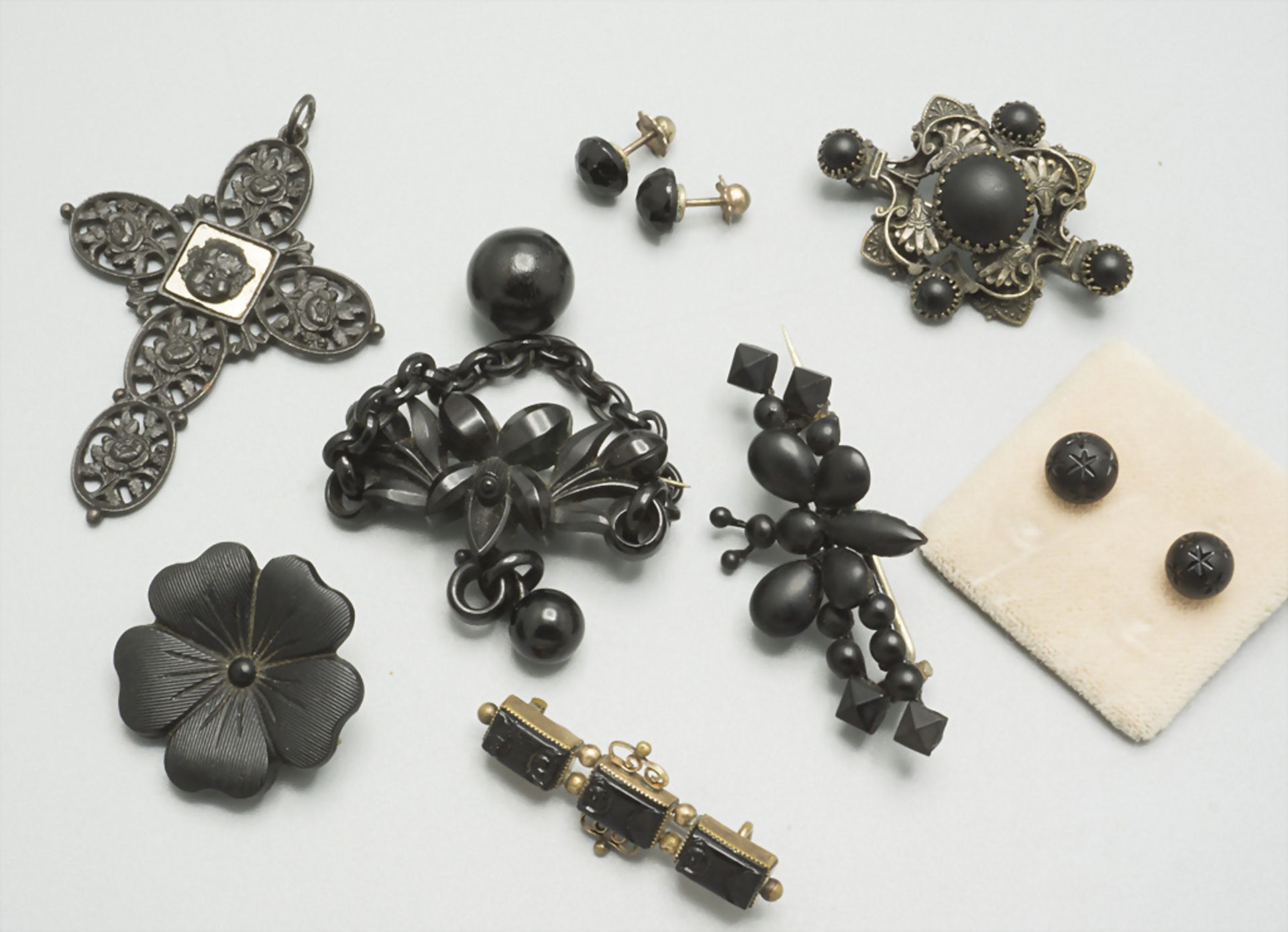 Konvolut Trauerschmuck / Convolute mourning jewellery, um 1900