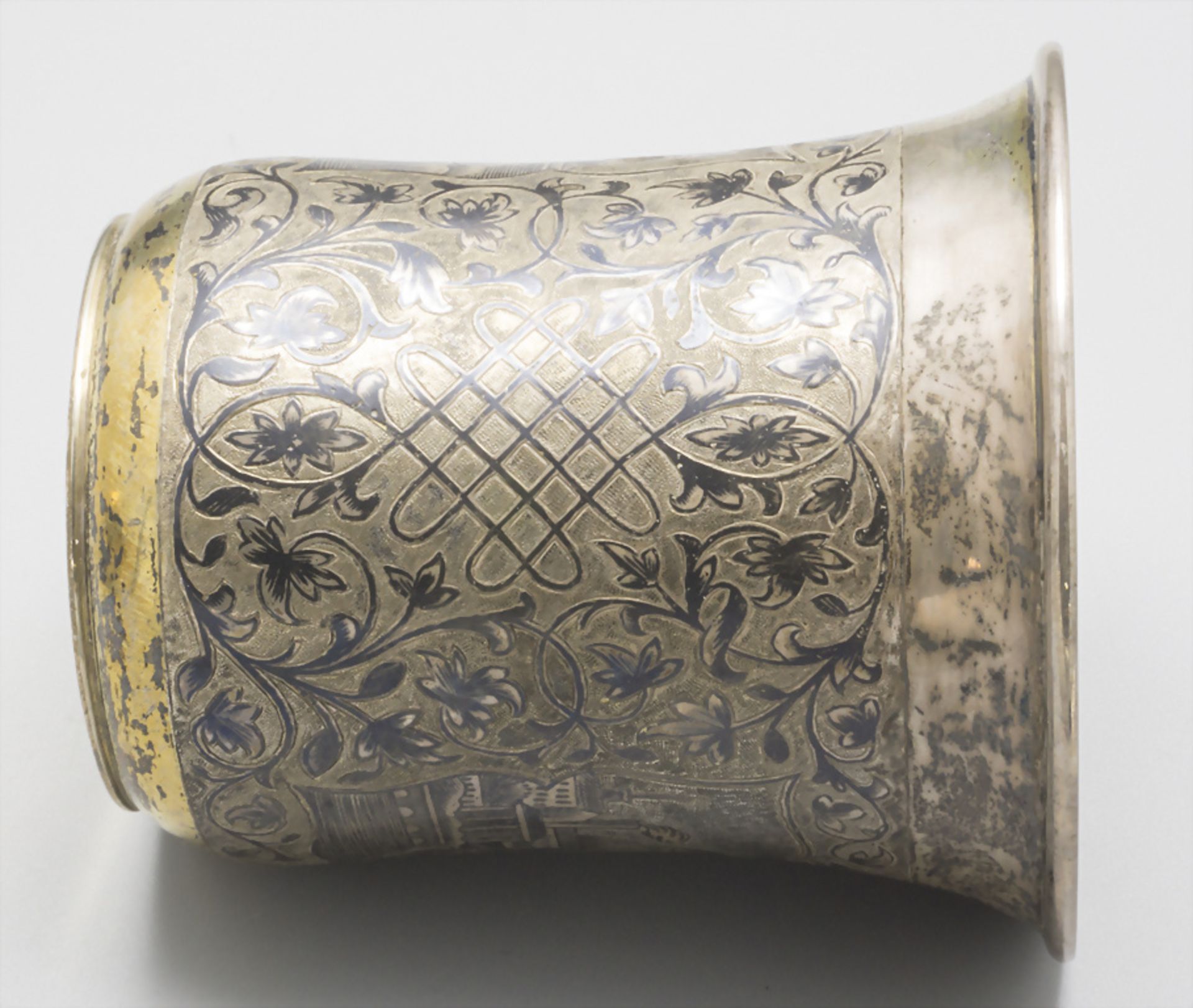 Becher auf Presentoir / A silver beaker and plate, Moskau / Moscow, 1821-1856 - Image 7 of 10