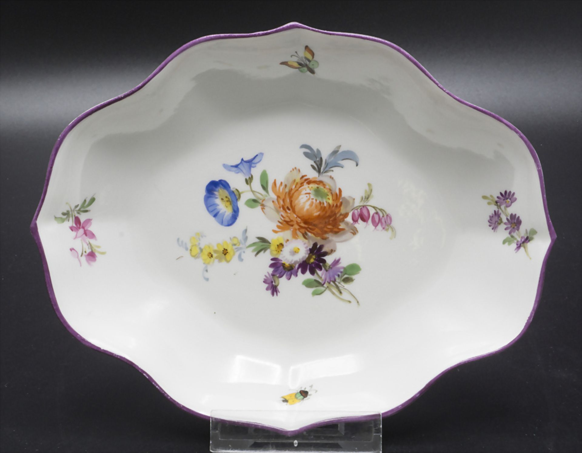 Schale mit Blumenbouquet und Schmetterling / A dish with flower bouquet and a butterfly, ...