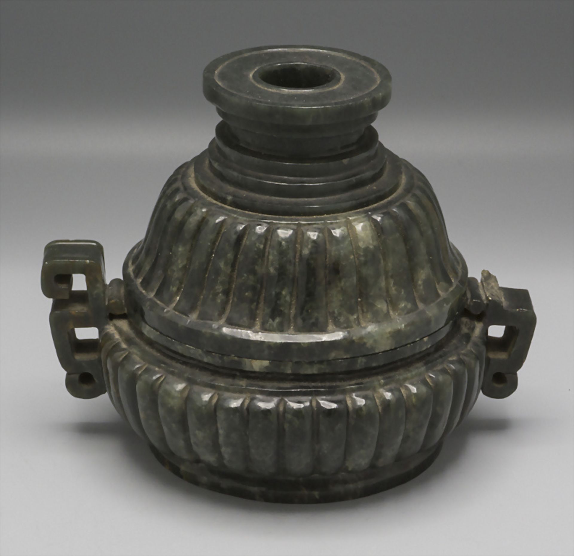 Jade-Deckeldose / A jade box, China, Qing-Dynastie (1644-1911)