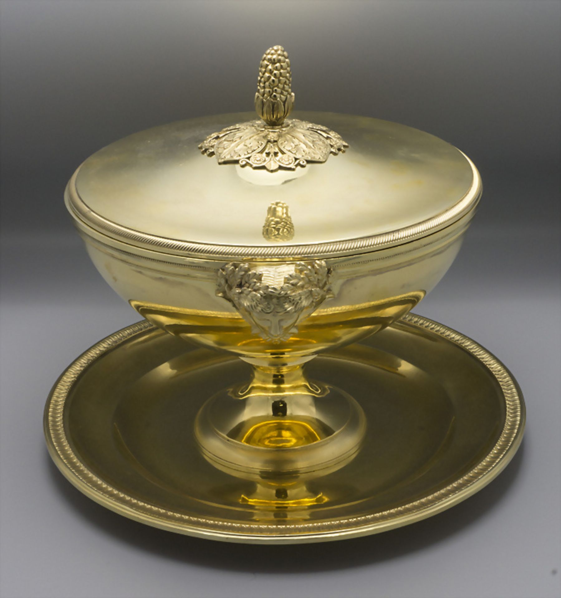 Deckelterrine auf Presentoire / A tureen with cover and plate, Emile Puiforcat, Paris, nach 1857 - Image 2 of 10