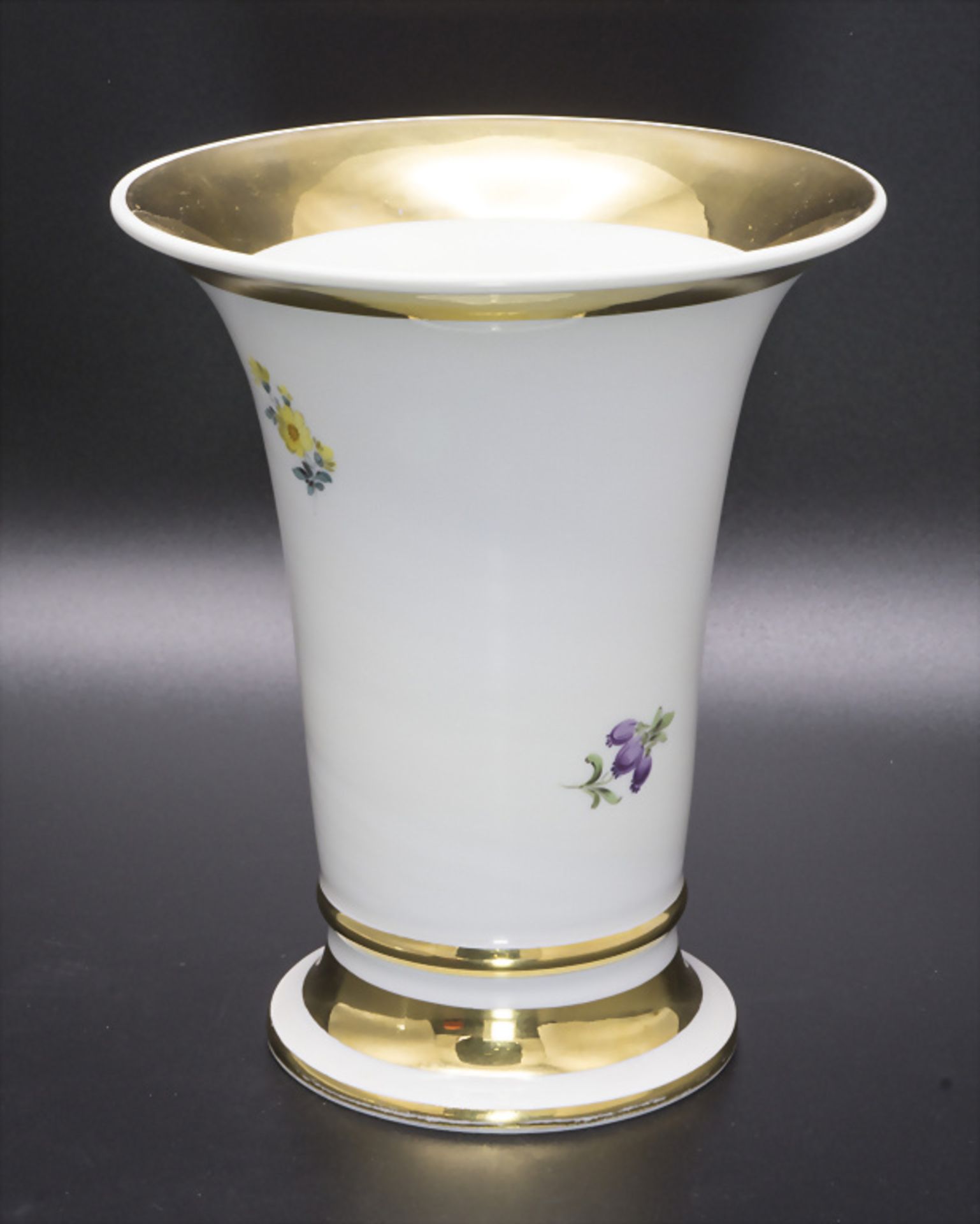 Trichtervase mit Goldrändern und Blumenbouquet / A vase with flower bouquet, Meissen, Mitte 20. Jh. - Image 2 of 5
