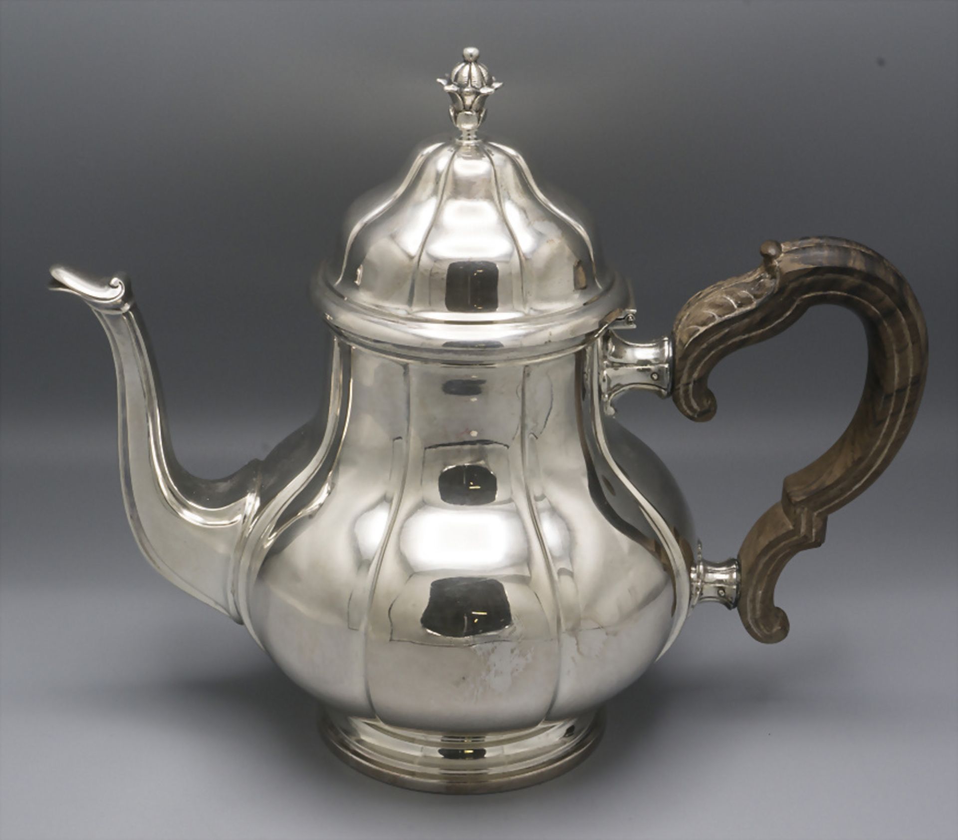 Teekanne / A silver tea pot, Belgien, um 1900