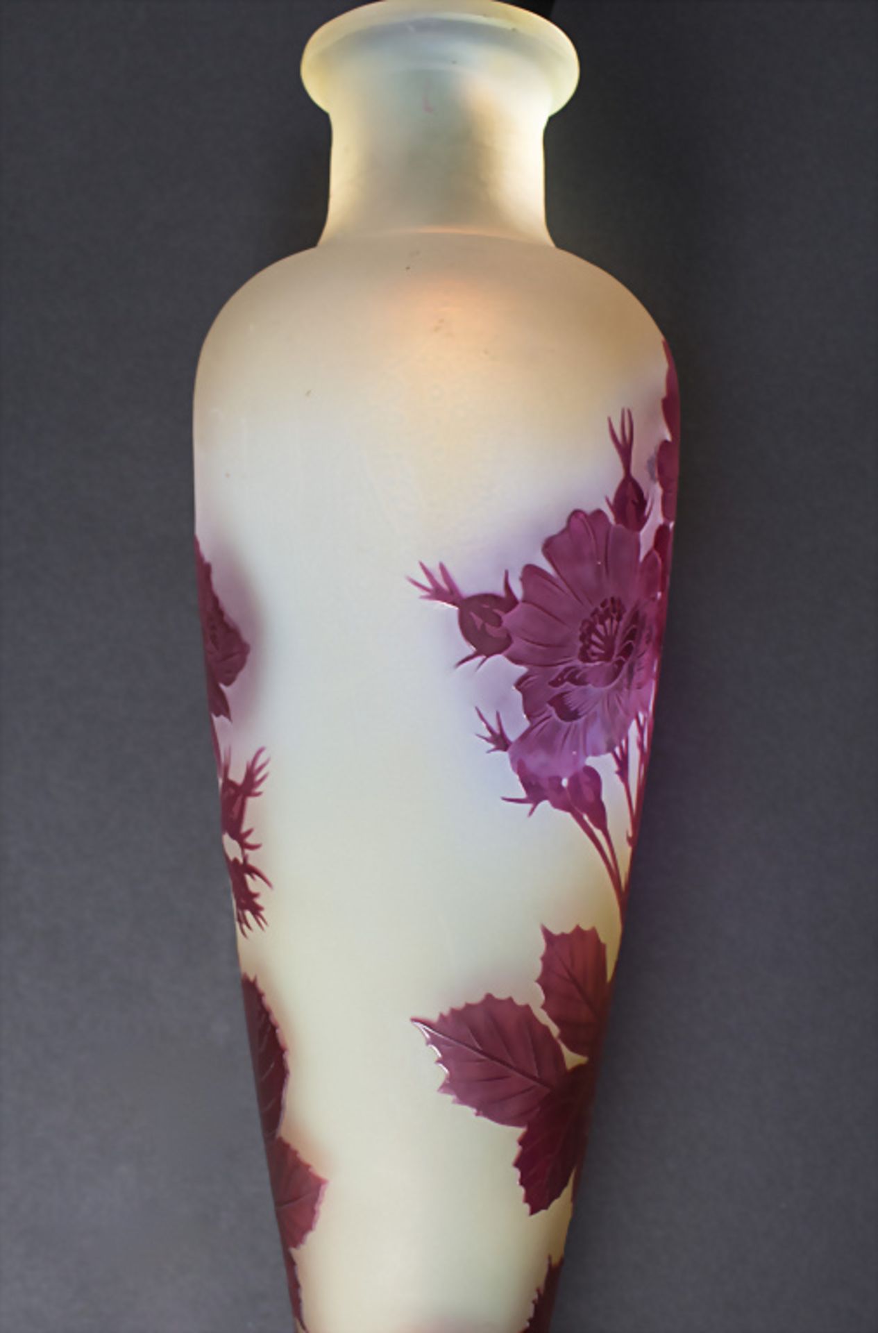 Große Jugendstil Vase mit Rosen / A large Art Nouveau cameo glass vase with roses, Emile ... - Image 4 of 5