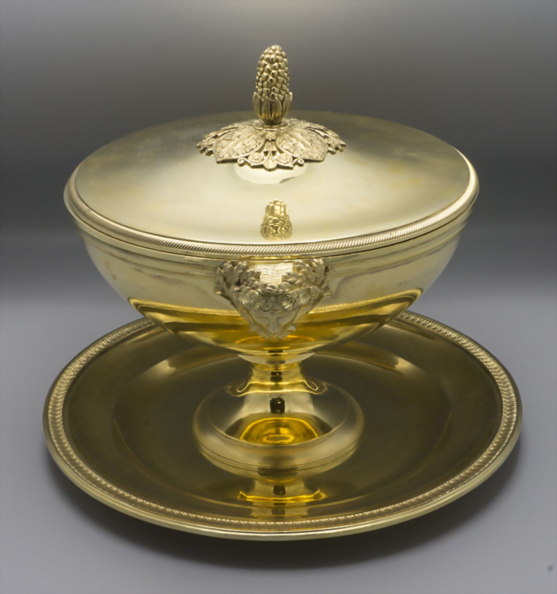 Deckelterrine auf Presentoire / A tureen with cover and plate, Emile Puiforcat, Paris, nach 1857 - Image 2 of 14
