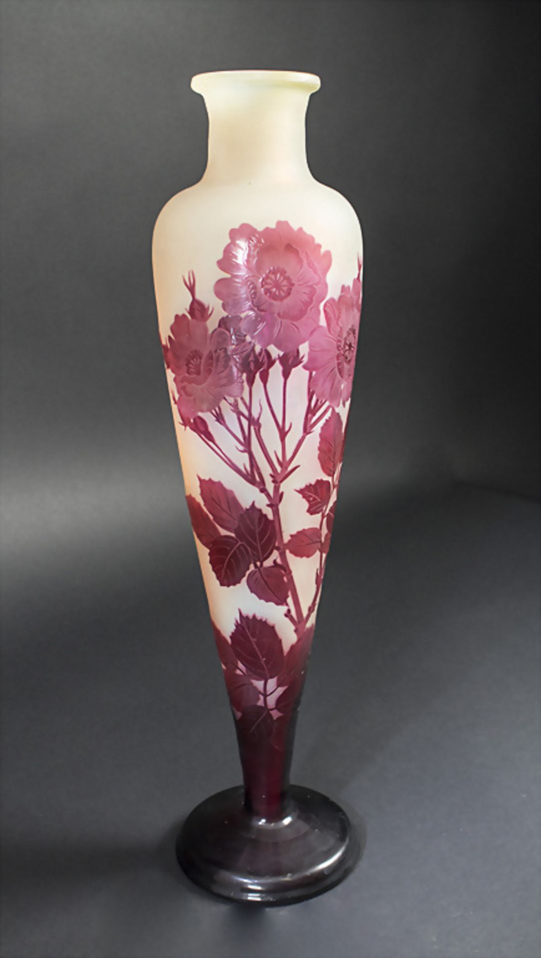 Große Jugendstil Vase mit Rosen / A large Art Nouveau cameo glass vase with roses, Emile ...