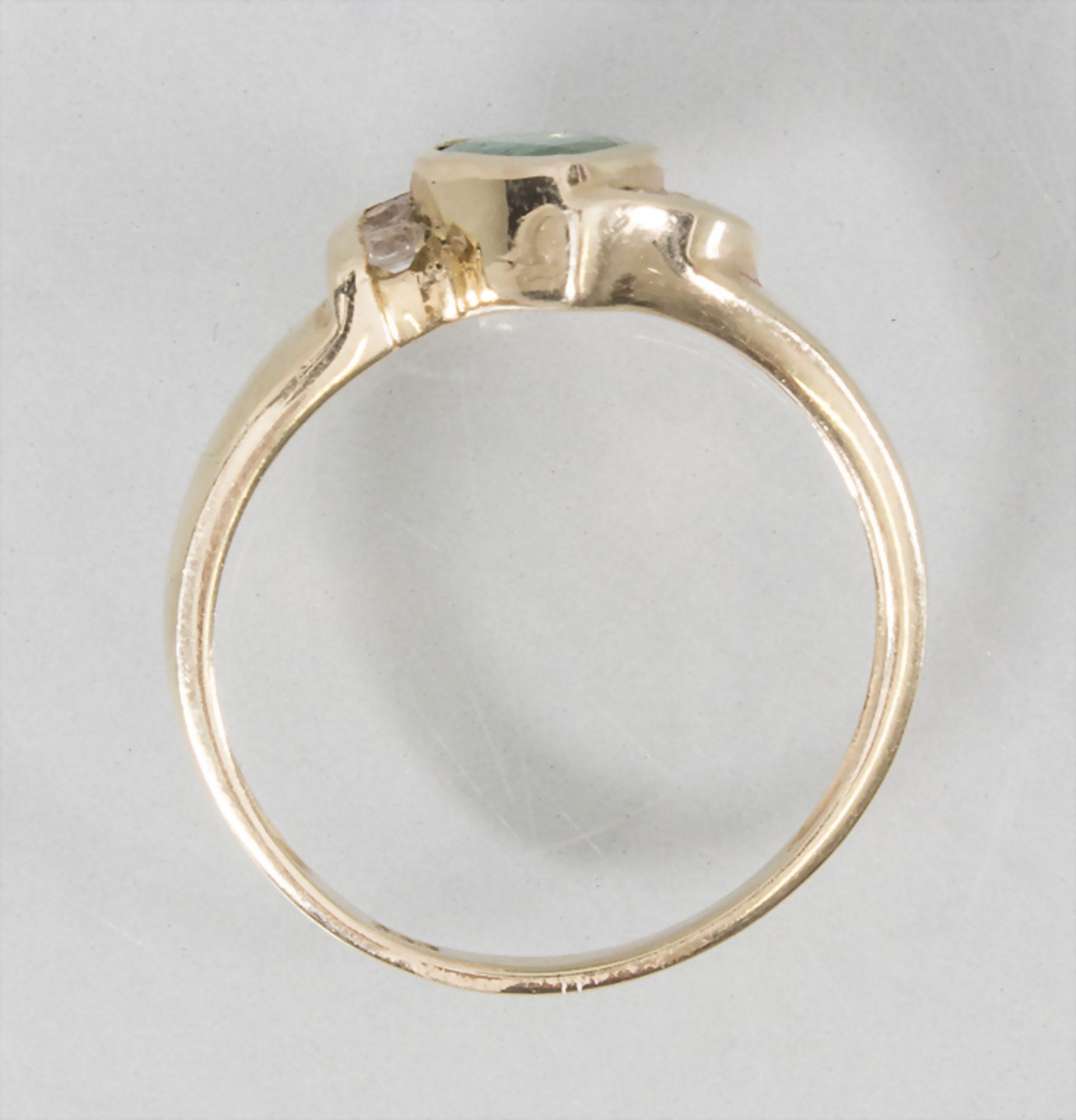 Damenring in Gelbgold mit Smaragd und Diamanten / A ladies 14k gold ring with emerald and diamonds - Image 2 of 3