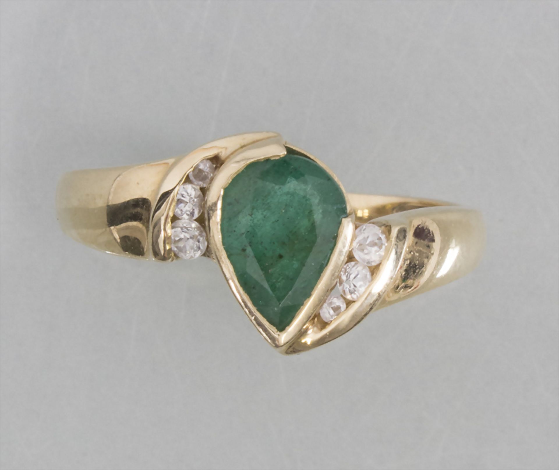 Damenring in Gelbgold mit Smaragd und Diamanten / A ladies 14k gold ring with emerald and diamonds