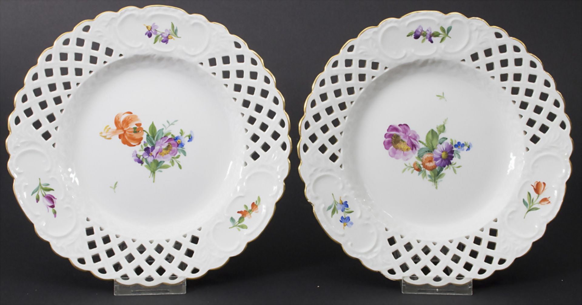 Paar Korbrandteller 'Bunte Blumen' / A pair of basket rim plates with flowers, Royal ...