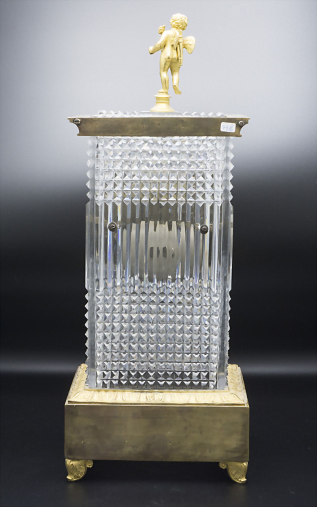 Kristallglas und Bronze Pendule mit Amorette / A French ormolu-mounted moulded cystal clock, ... - Bild 6 aus 7