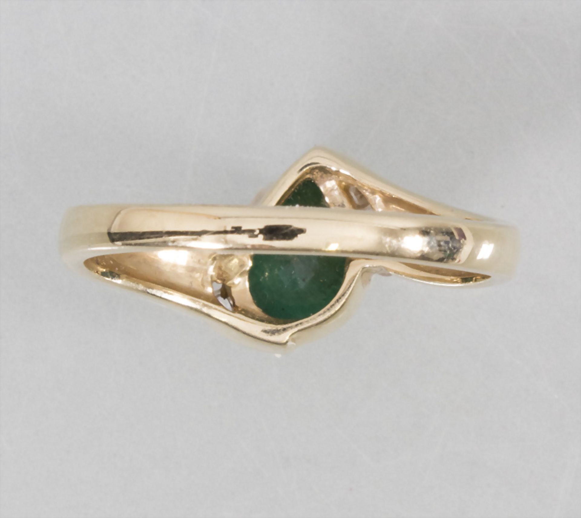 Damenring in Gelbgold mit Smaragd und Diamanten / A ladies 14k gold ring with emerald and diamonds - Image 3 of 3