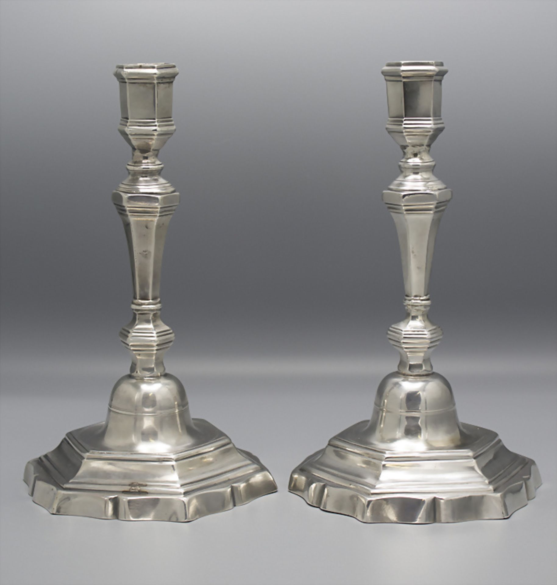 Paar Louis XV Kerzenleuchter / Paire de bougoirs Louis XV en argent massif / A pair of silver ... - Image 2 of 7