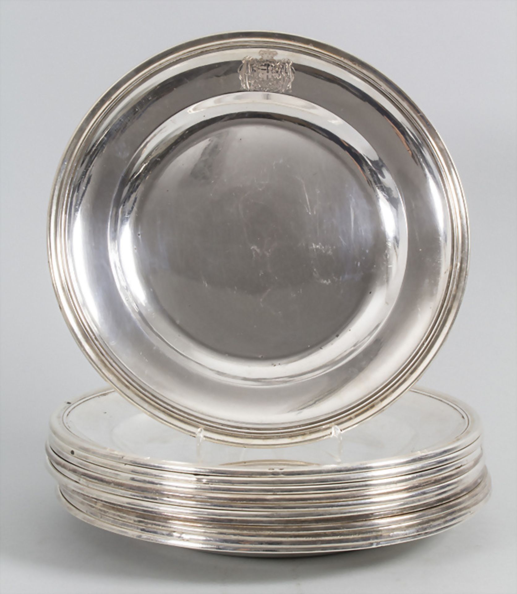 12 Silberteller / 12 assiettes en argent massif / A set of 12 silver plates, Odiot, Paris, um 1870