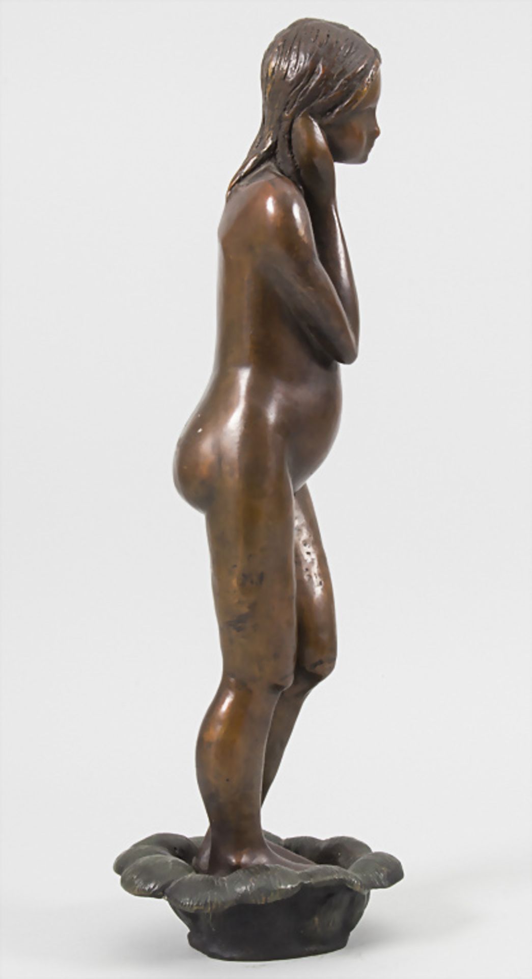 Monogrammist, 'Stehender Mädchenakt' / A bronze sculpture of a nude girl, Frankreich, nach 1979 - Image 2 of 8