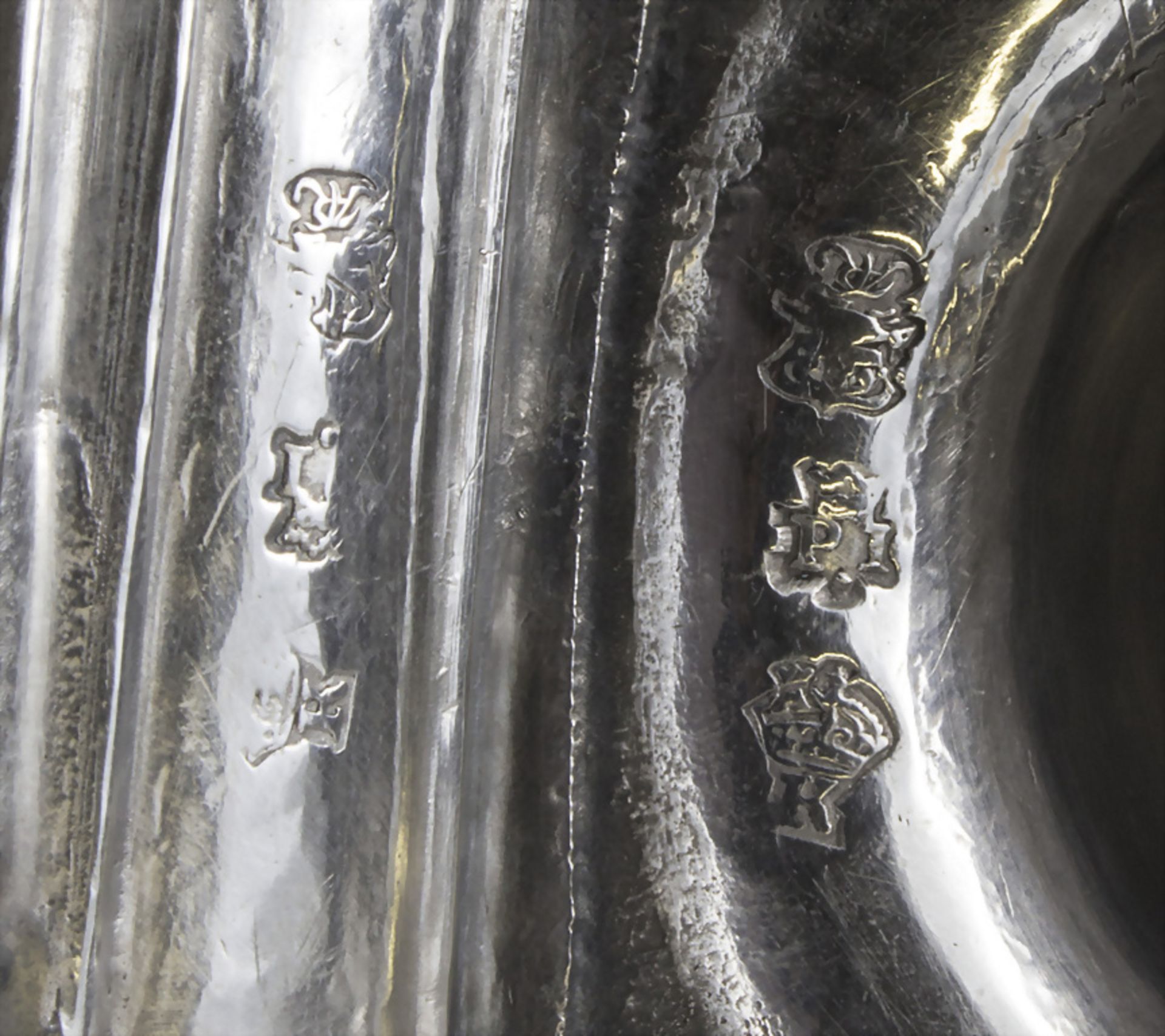 Paar Louis XV Kerzenleuchter / Paire de bougoirs Louis XV en argent massif / A pair of silver ... - Image 5 of 7