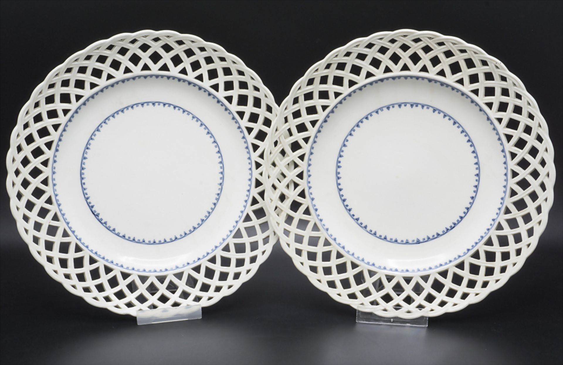 Paar Durchbruchteller mit Blaumalerei / A pair of reticulated plates, Wien, 1796-1797