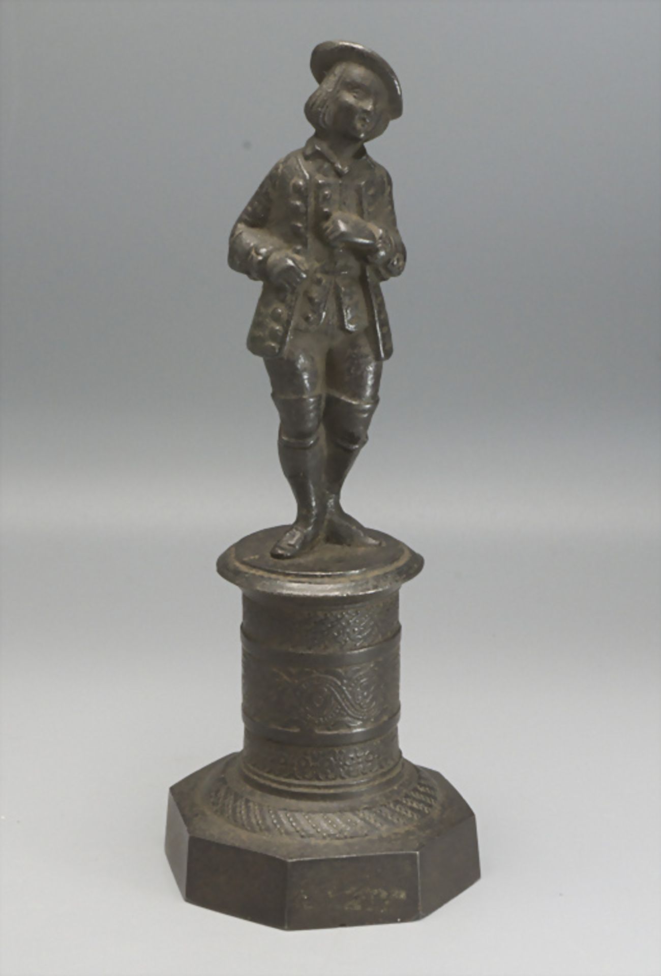 Kavalier im Gehrock / A cast iron sculpture of a cavalier in a frock coat, 19. Jh.