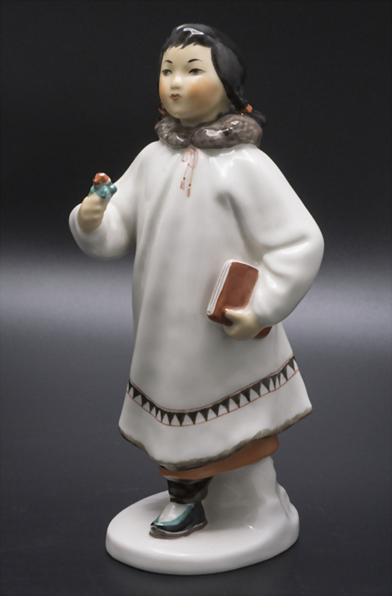 Figur Eskimo or Inuit Mädchen / A figurine of an Eskimo girl, Lomonsov, St. Petersburg, 1950er