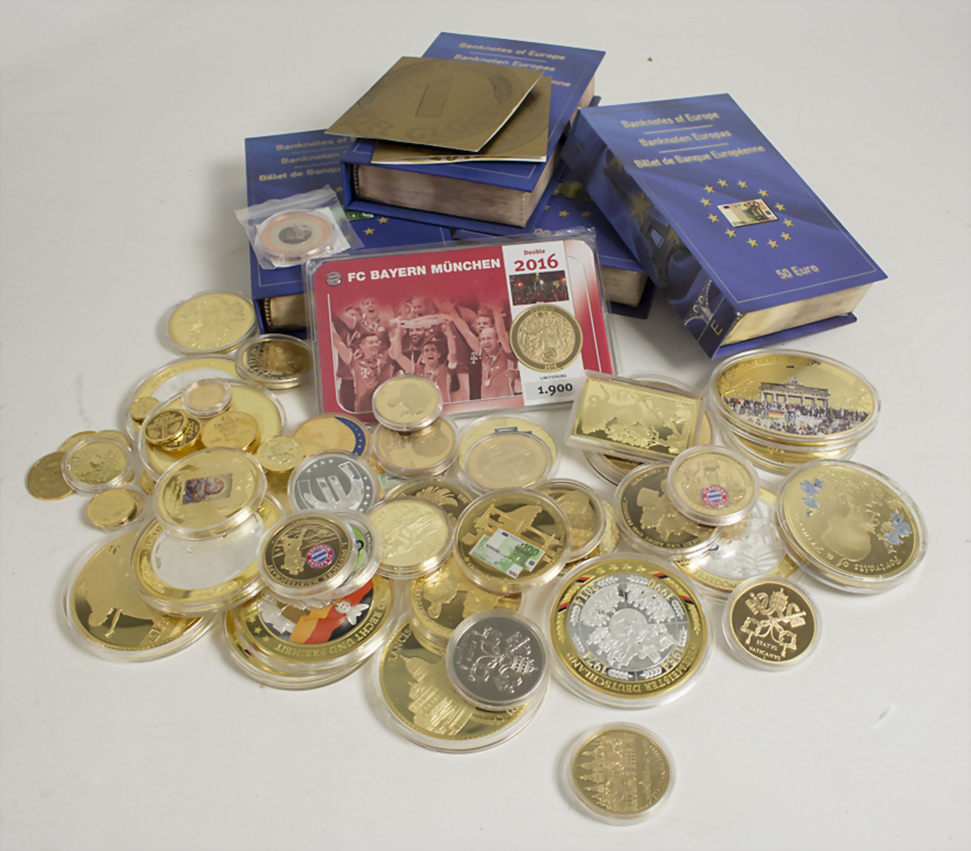 Sammlung vergoldete Münzen und Medaillen / A collection of gold-plated coins and medals