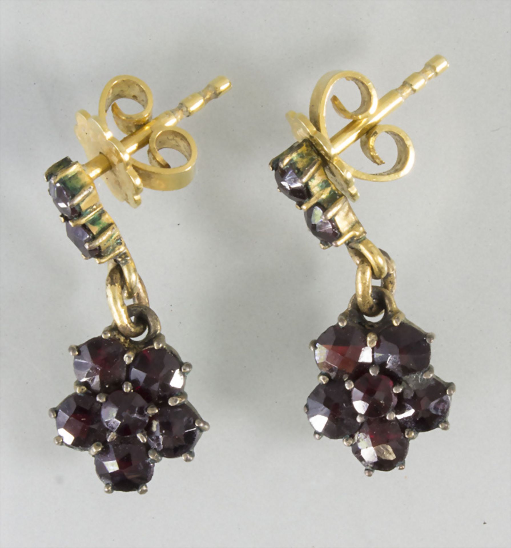 Paar Ohrringe mit Granat / A pair of gold earrings garnets,