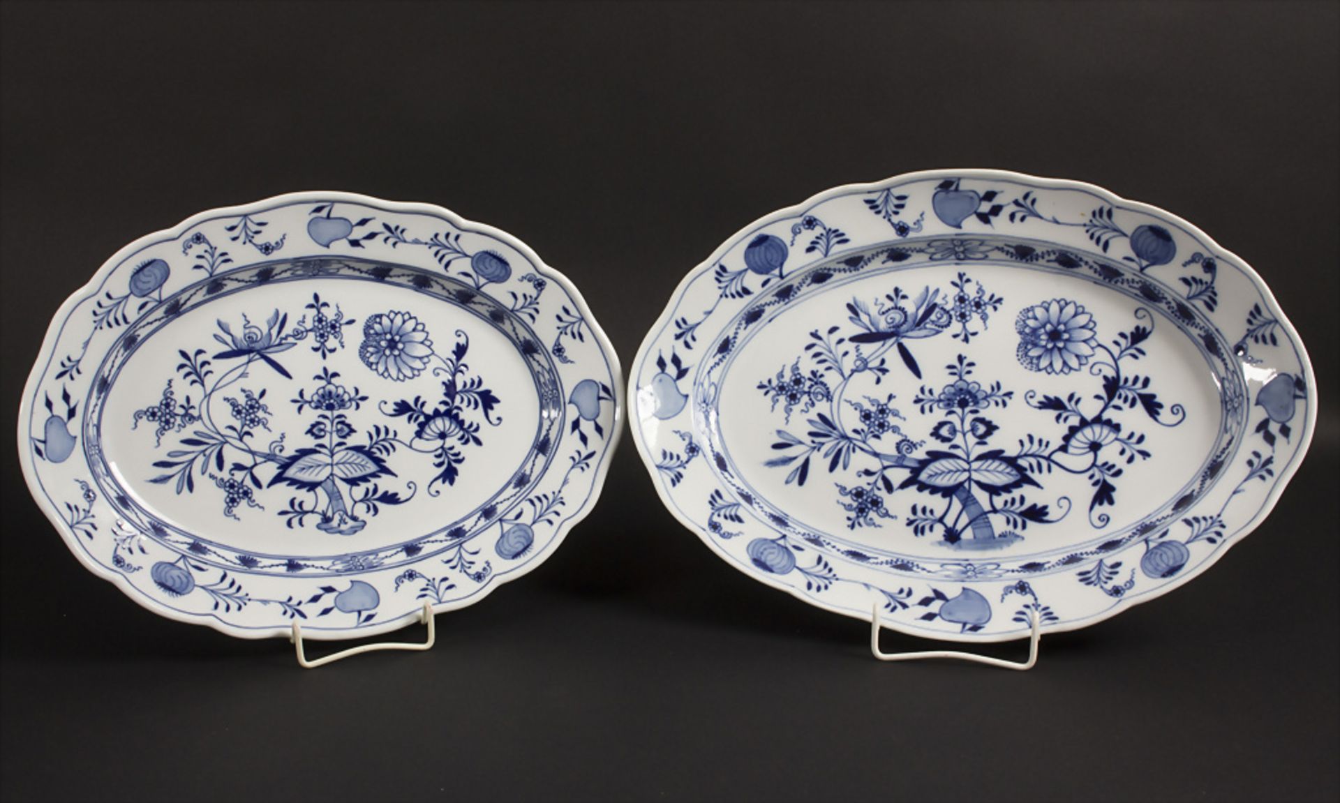 Zwei Zwiebelmuster Servierschalen / Two serving plates with onion pattern, Meissen, um 1900