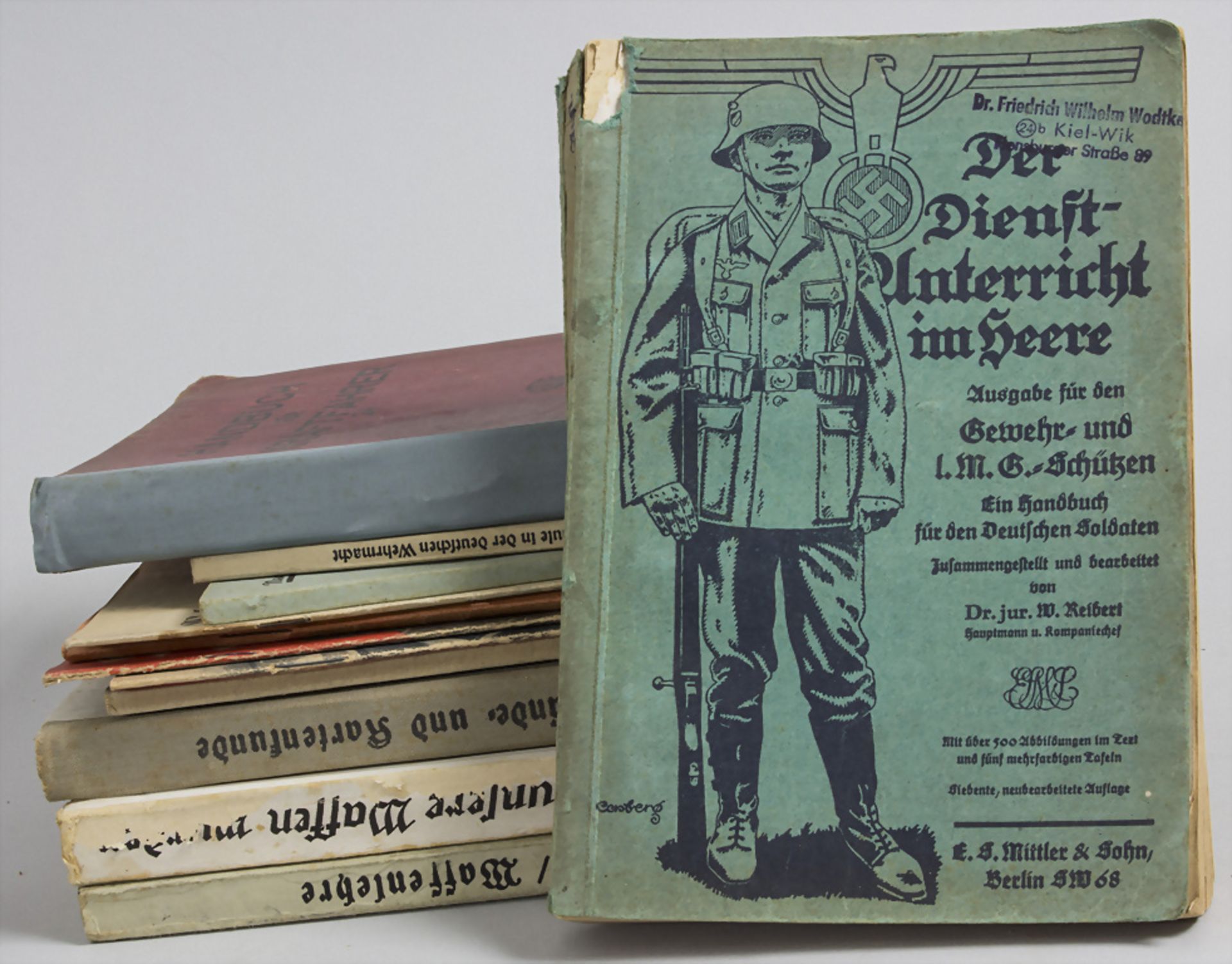Handbücher zu Waffen, Dienst und Kriegsberichte / Manuals for weapons, service, war reports, ...