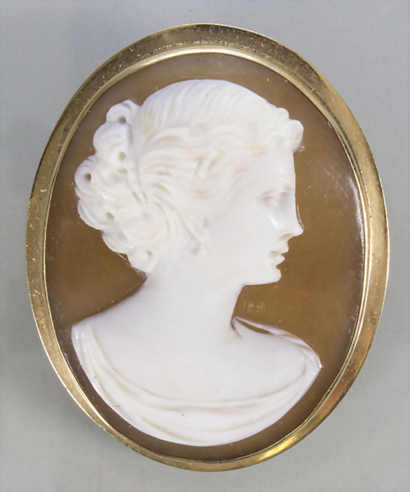 Goldanhänger mit Kammee / A gold pendant with cameo