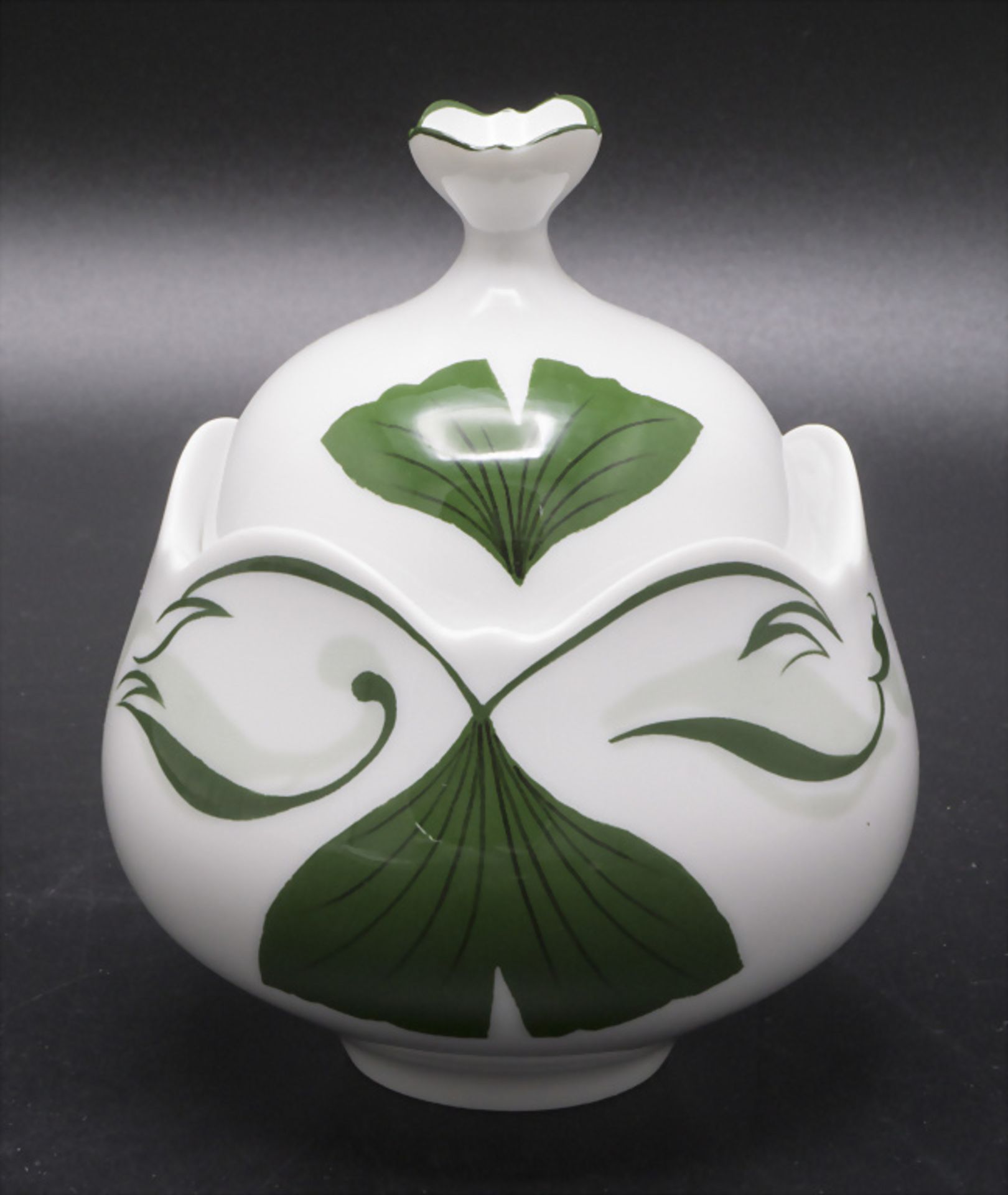 Zuckerdose mit Ginkgoblatt-Dekor / A sugar bowl with gingko leaf pattern, Meissen, 20. Jh.