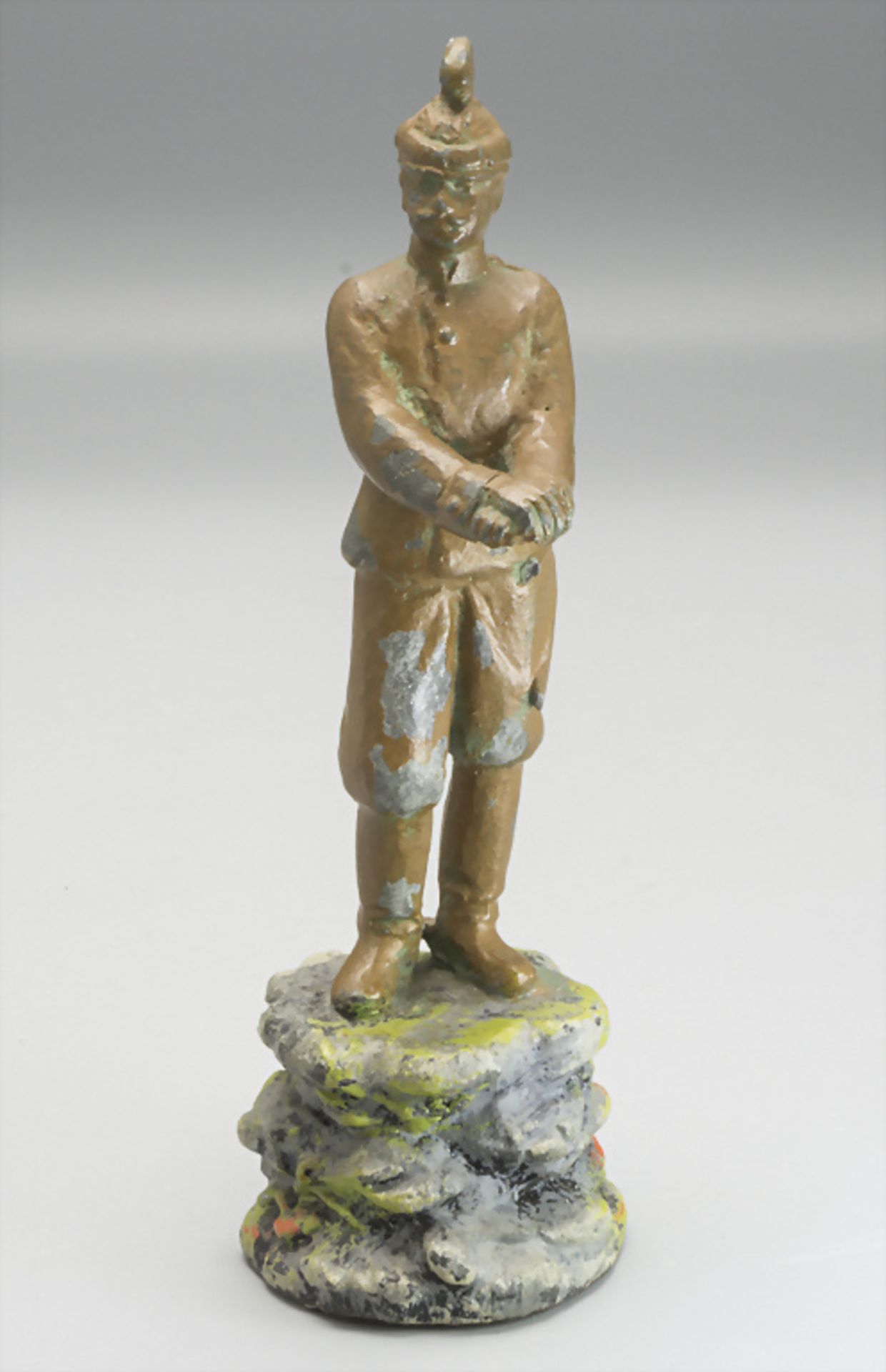 Zinnsoldatenfigur mit Sturmhaube / A tin soldier figurine with balaclava, um 1900