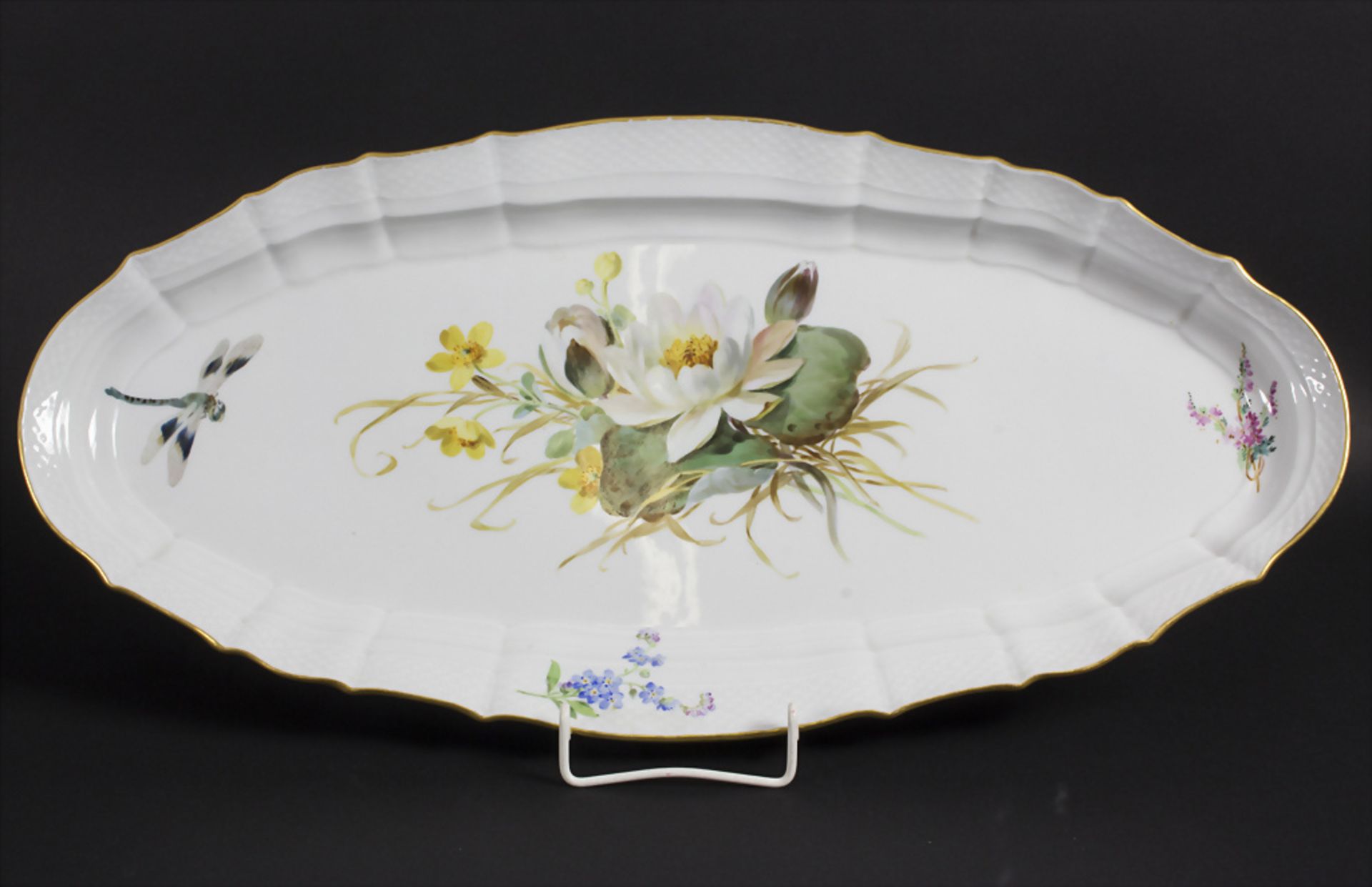 Große Jugendstil Platte mit 'Seerose und Libelle' / An Art Nouveau serving plate, Meissen, um 1900