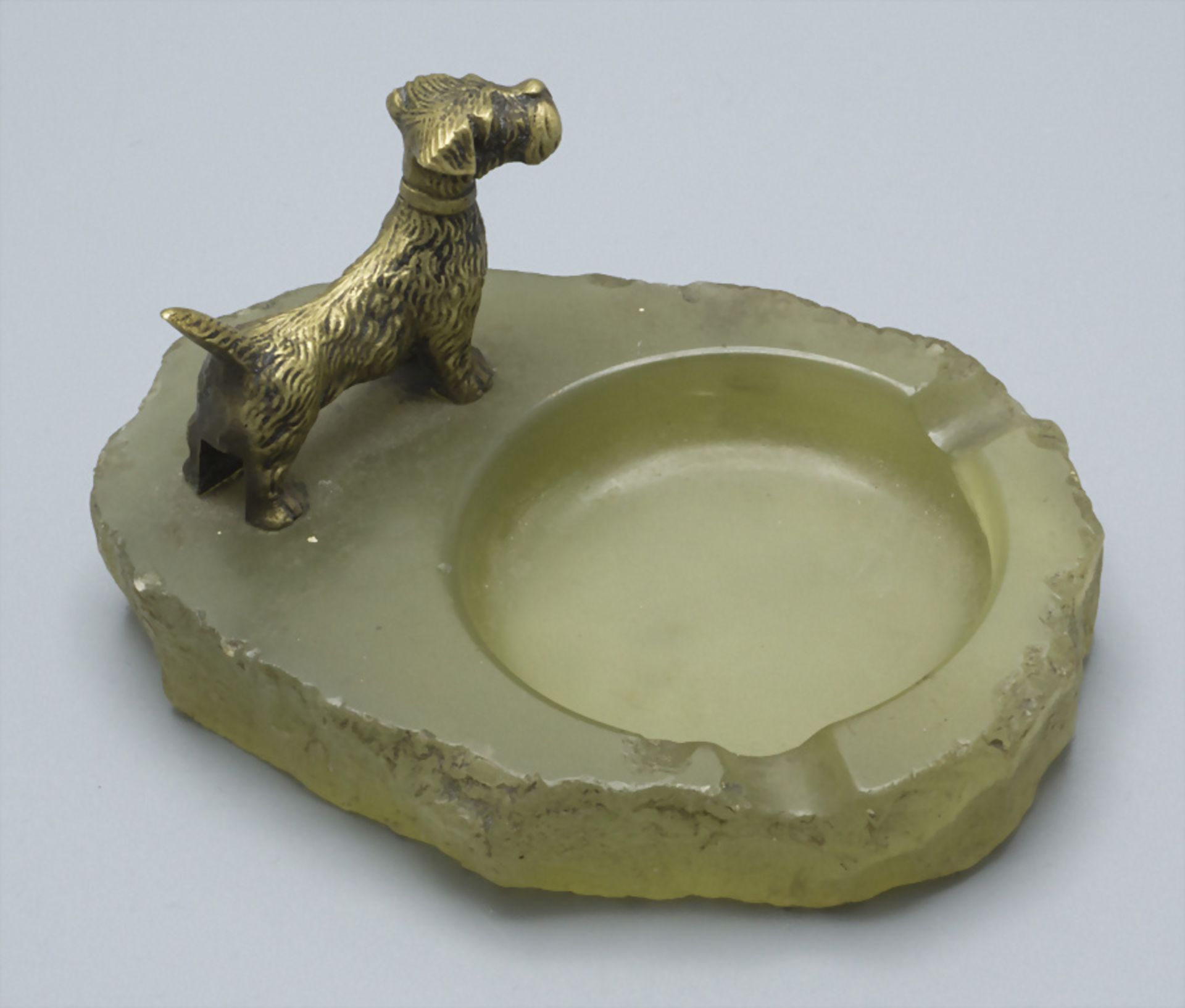 Jade-Aschenbecher mit Figur eines Rauhaardackels / A jade ashtray with a wire-haired ...