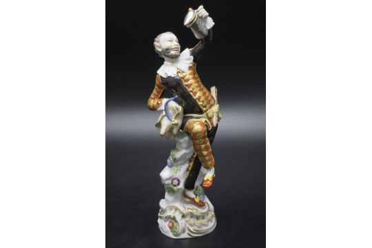 Harlekin (Serie Commedia dell'Arte) / A harlequin with jug (Commedia dell'arte), Meissen, nach 1924