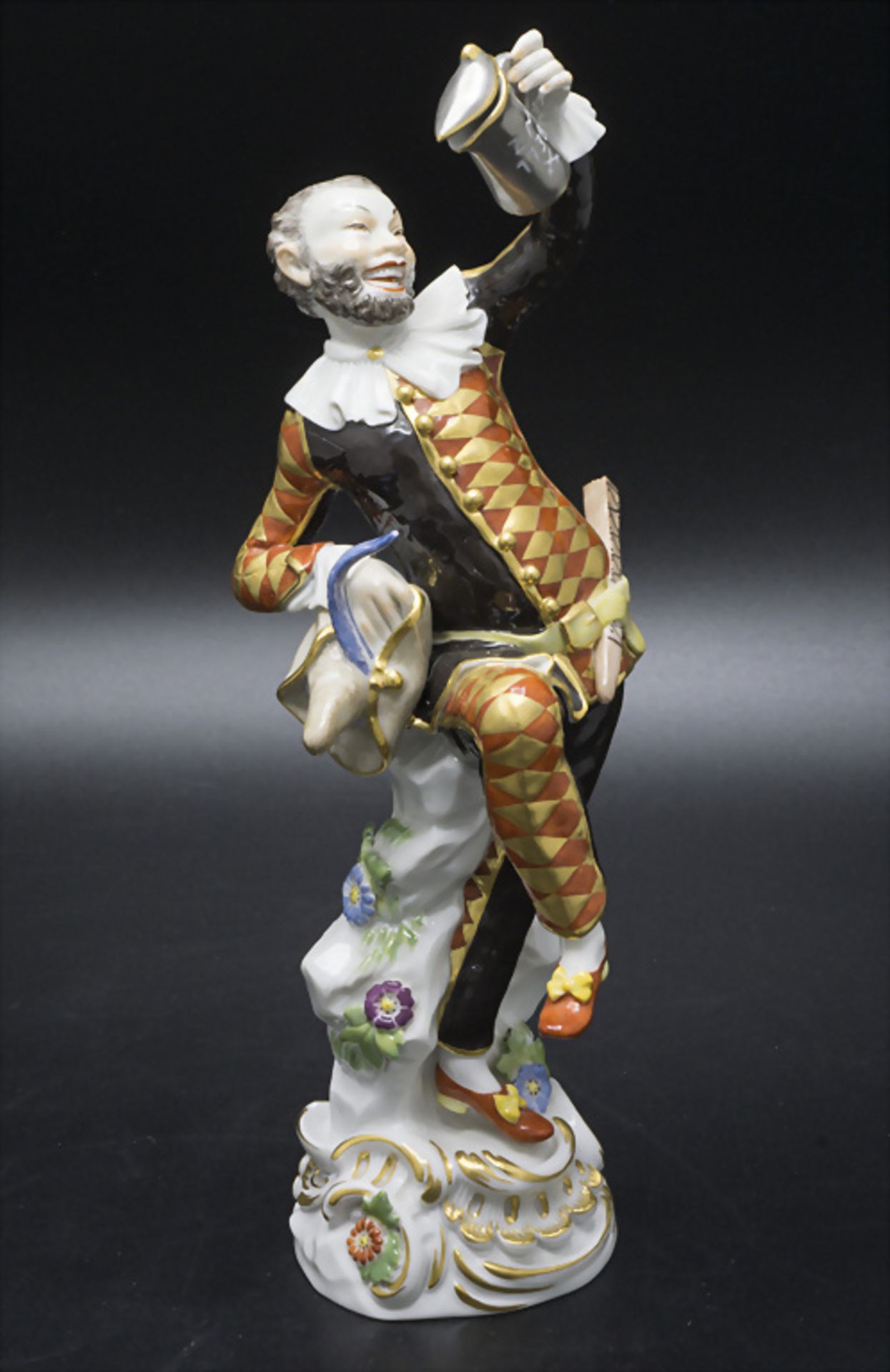 Harlekin (Serie Commedia dell'Arte) / A harlequin with jug (Commedia dell'arte), Meissen, nach 1924