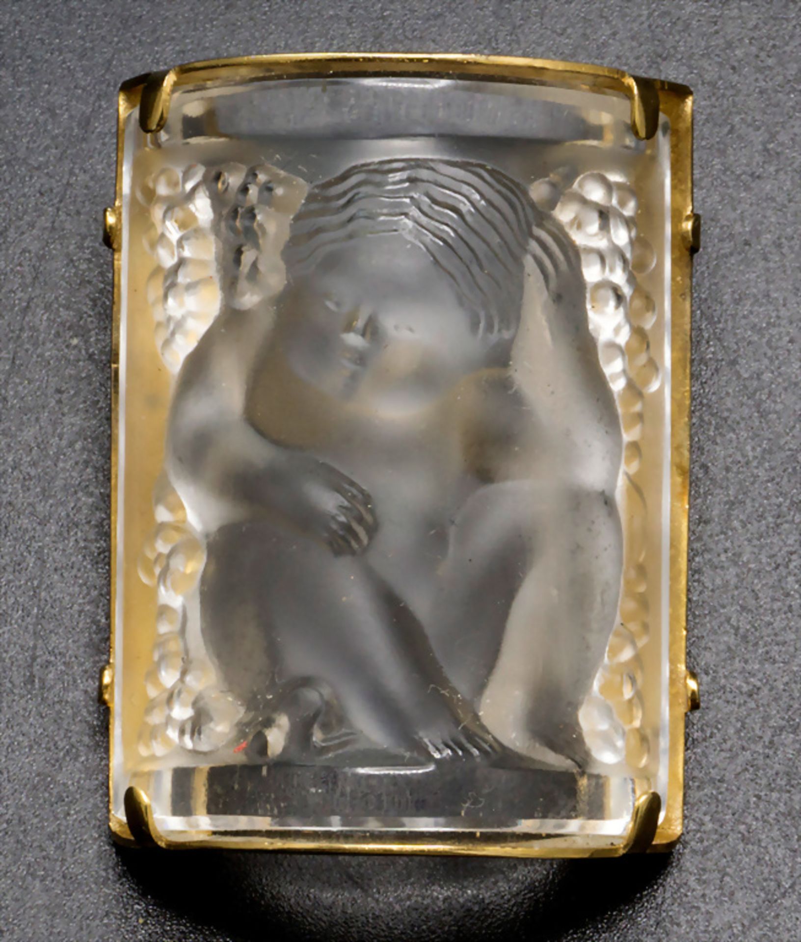 Brosche 'Putto mit Weintrauben' / A brooch with a cherub, René Lalique, Frankreich, Ende 20. Jh.