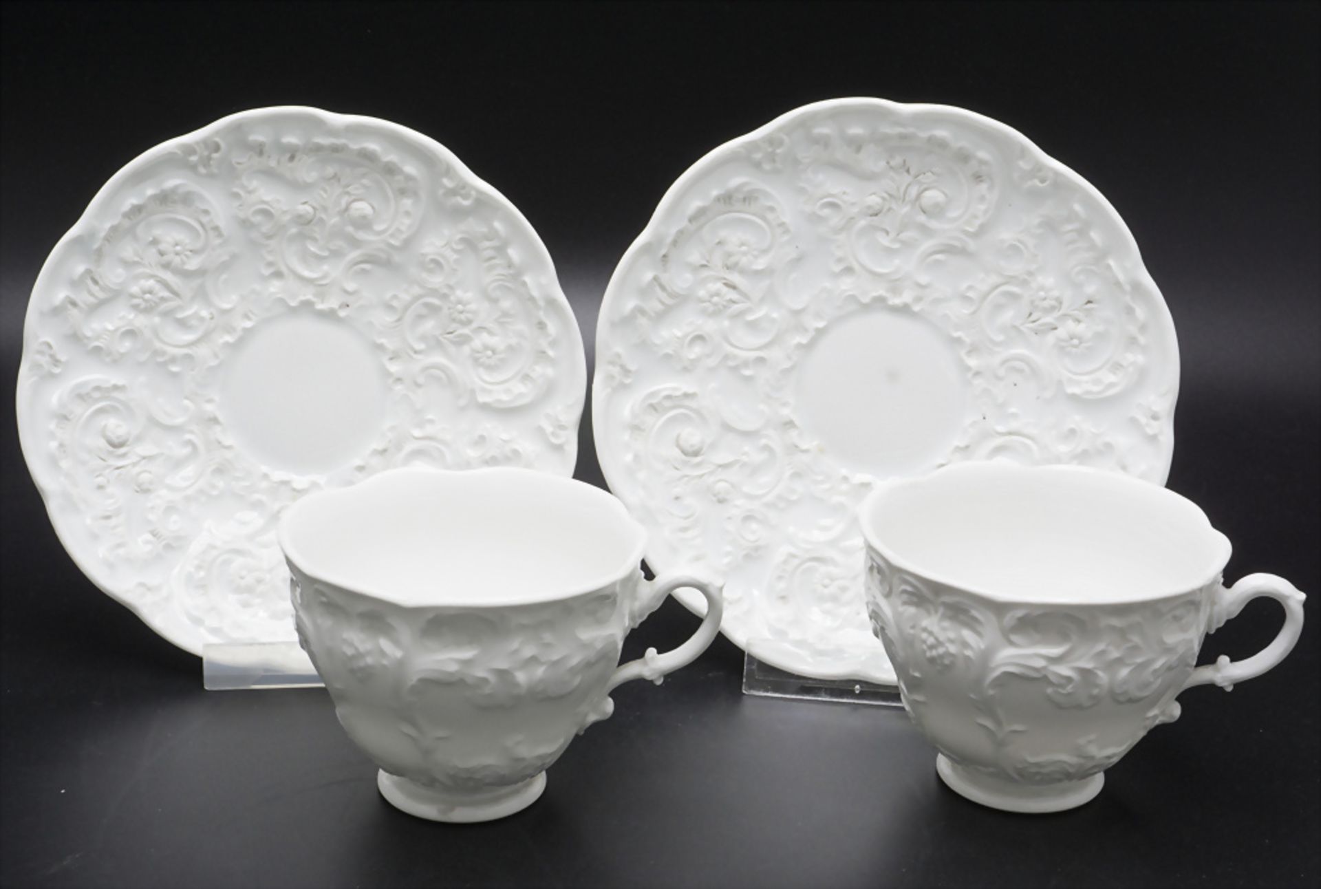 2 Tassen und Untertassen mit Reliefdekor / 2 cups and saucers with relief pattern, Meissen, um 1860