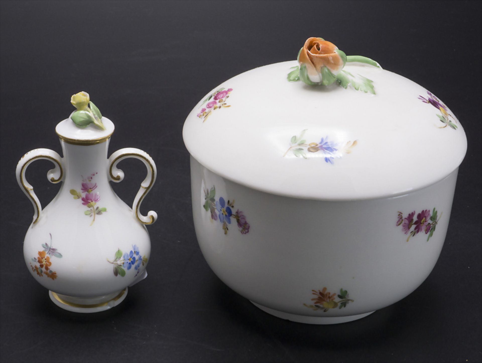 Zuckerdose mit Streublumen / A sugar bowl with cover and scattered flowers, Meissen, 19. Jh.