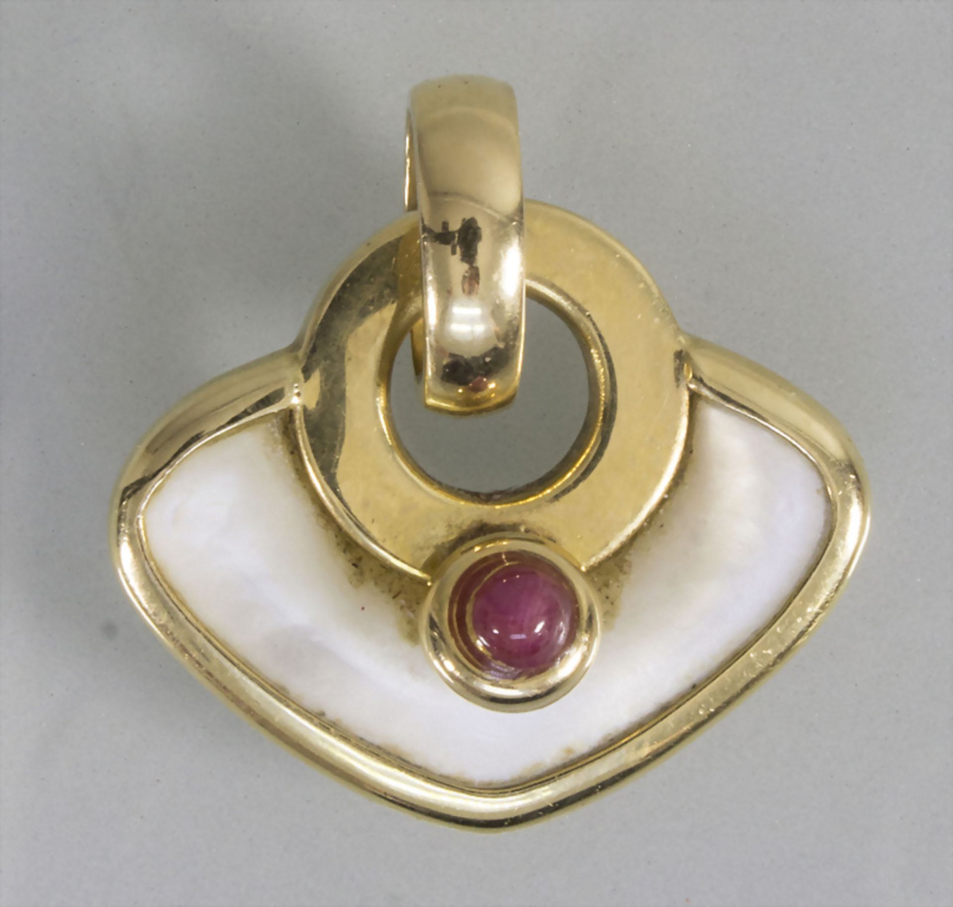 Goldanhänger mit Rubin und Perlmutt / A gold pendant with ruby