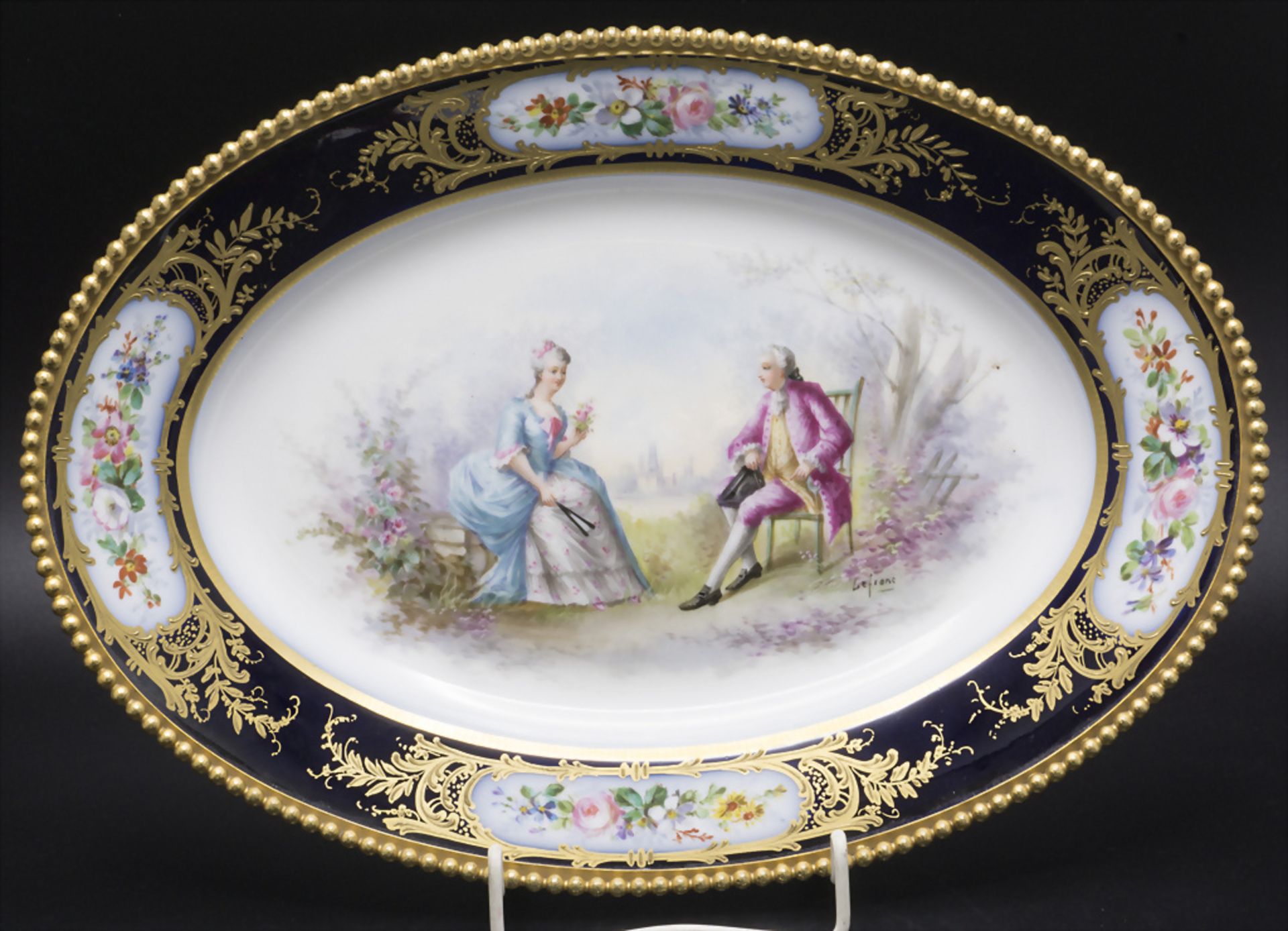 Servierplatte mit galanter Szene in Watteaumalerei / A serving plate with a gallant scene, ...