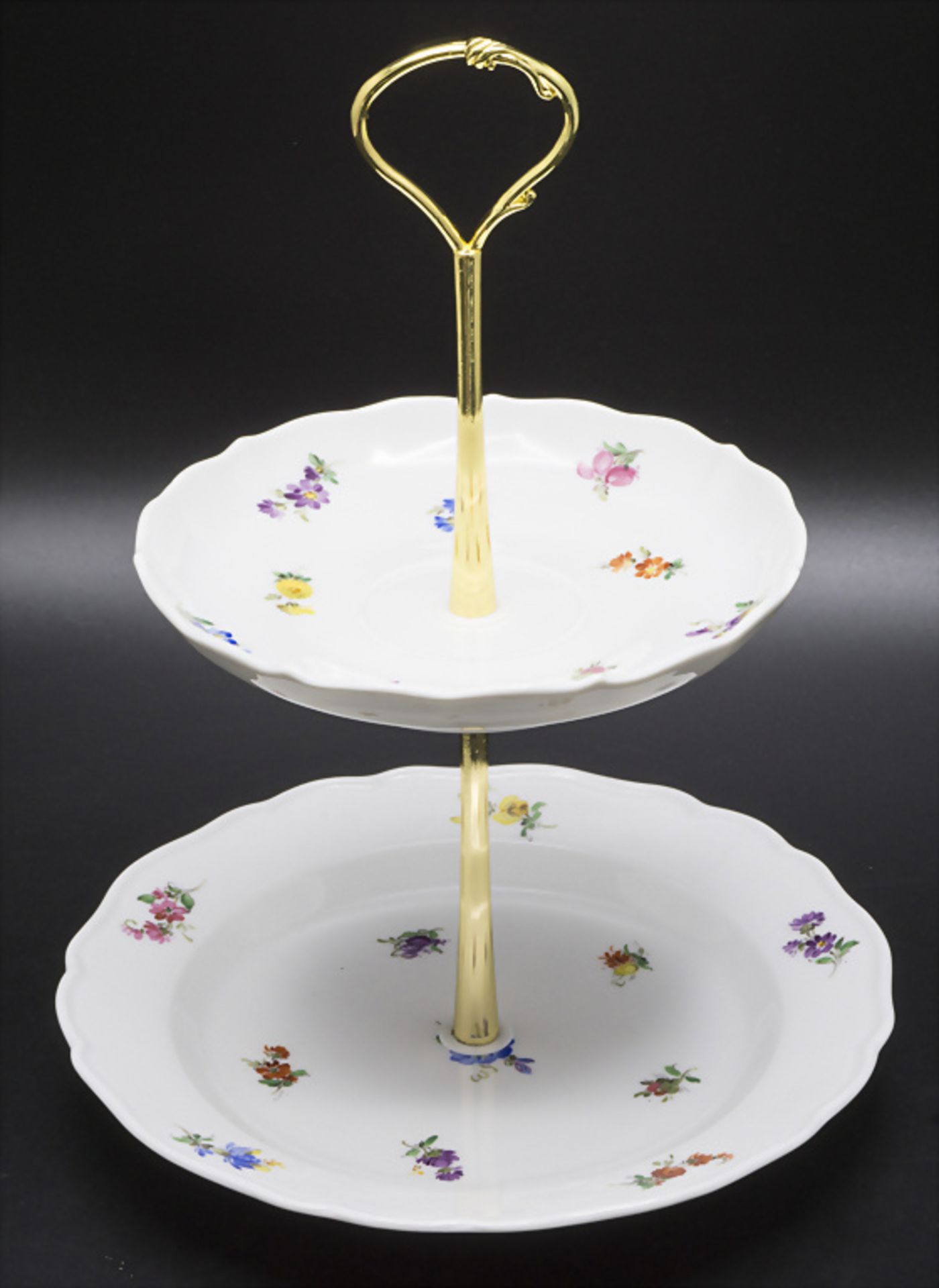 Etagere aus Teller und UT mit Streublumen / A cake stand with scattered flowers, Meissen, 20. Jh.