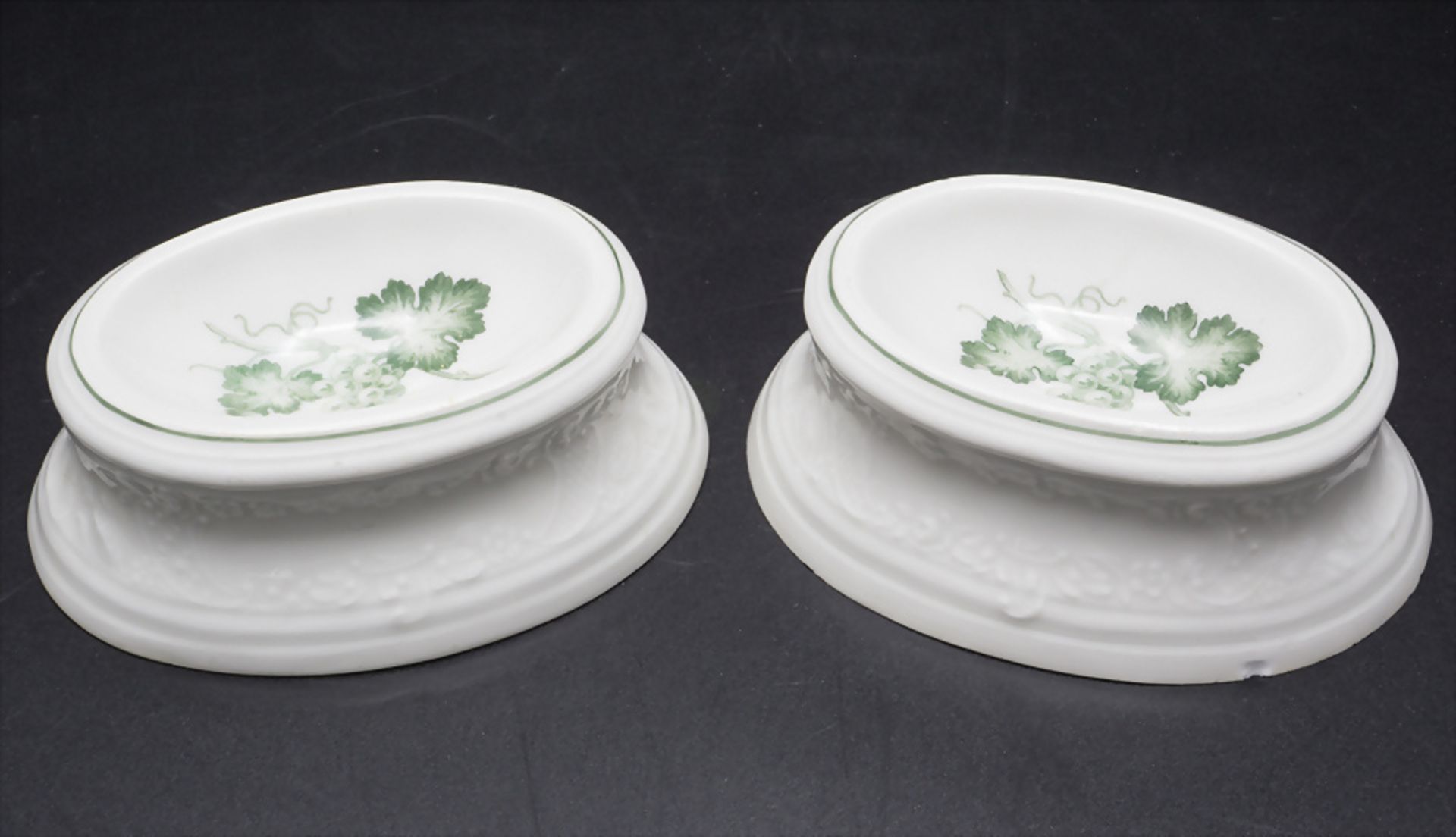 Paar Gewürzschälchen mit Reliefdekor / A pair of salt cellars with relief pattern, Meissen, um 1940