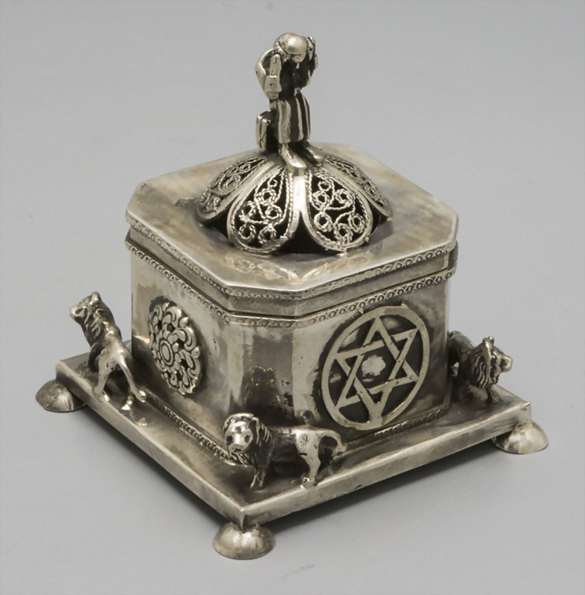 Besamim Dose Judaica / A Jewish silver besamin box, Warschau, 1878