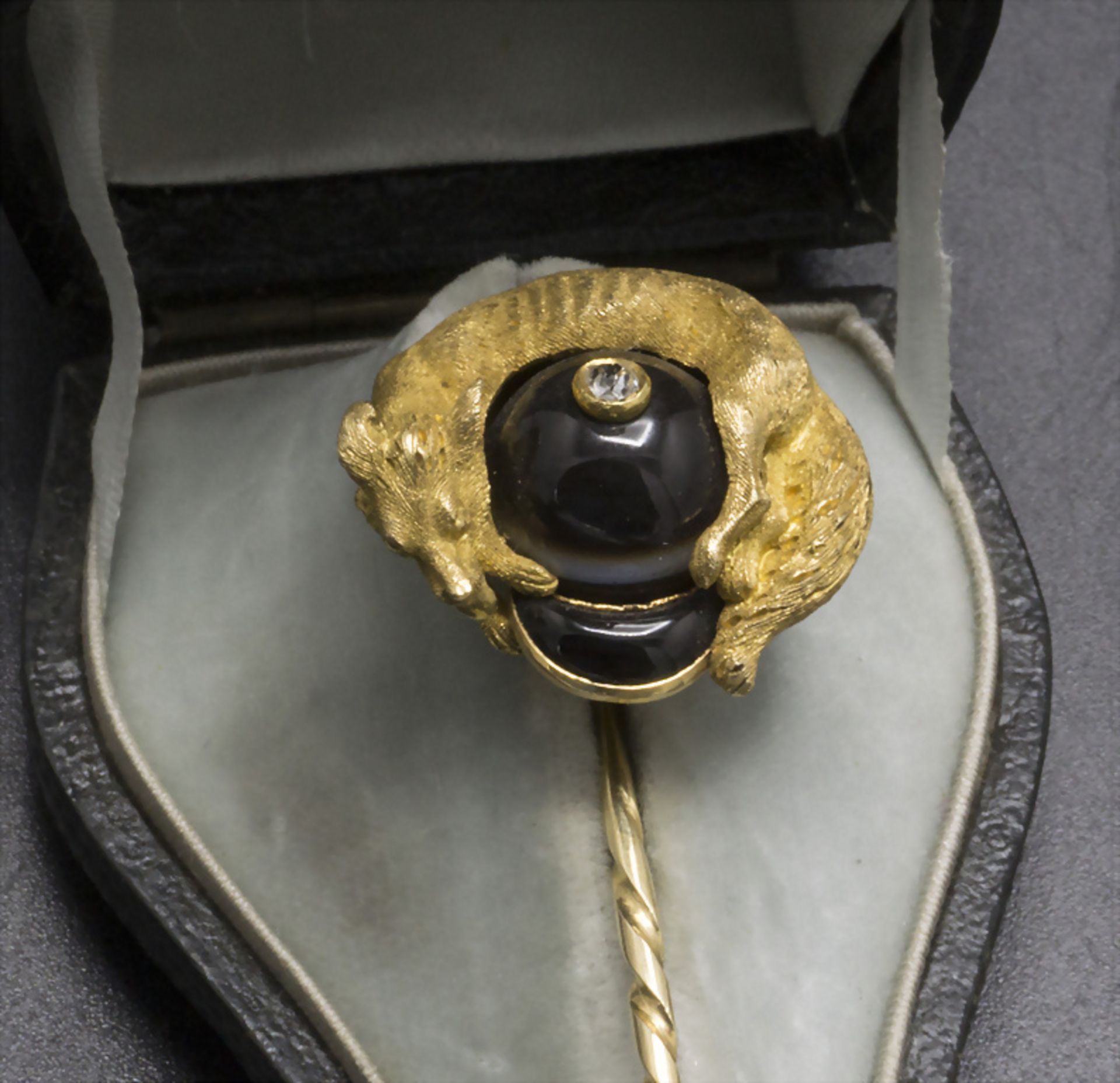 Anstecknadel mit Fuchs und Jäger-Helm / An 18k gold pin with fox and hunter helmet, um 1900