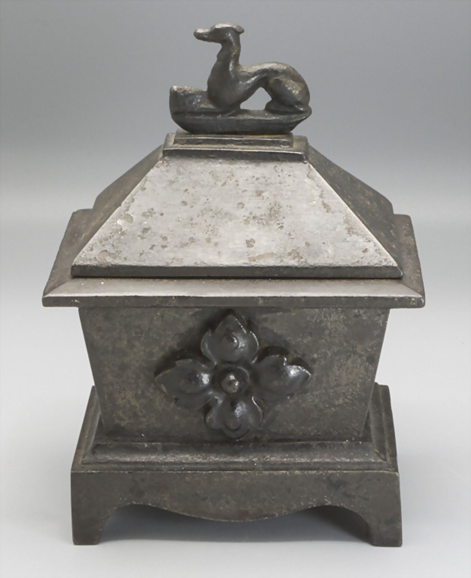 Gusseiserner Sarkophag als Tabakdose / A cast iron sarcophagus shaped tobacco box, deutsch, 19. Jh.