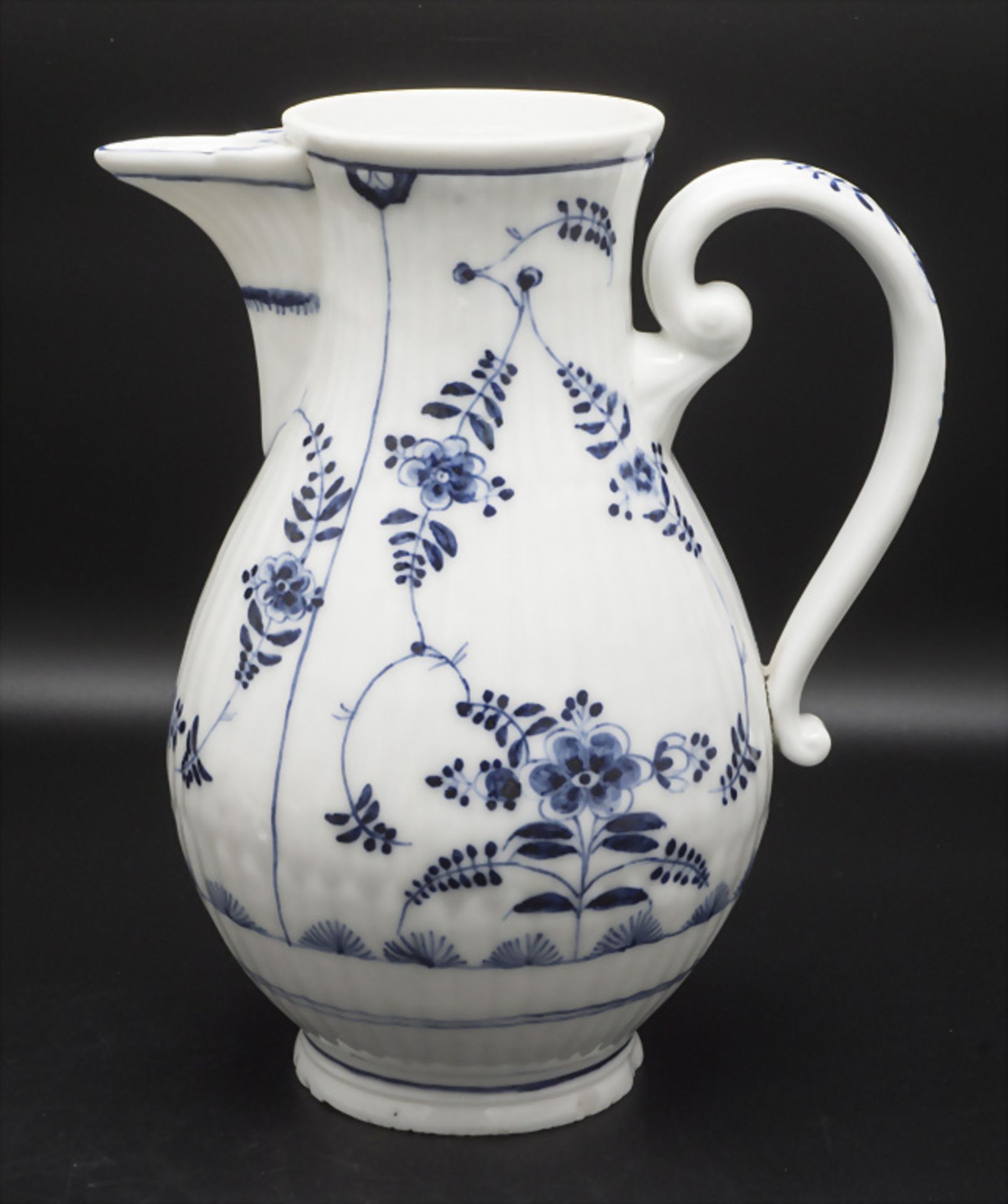 Kaffeekanne mit Strohblumendekor / A coffee pot with straw flowers, Frankenthal, um 1770