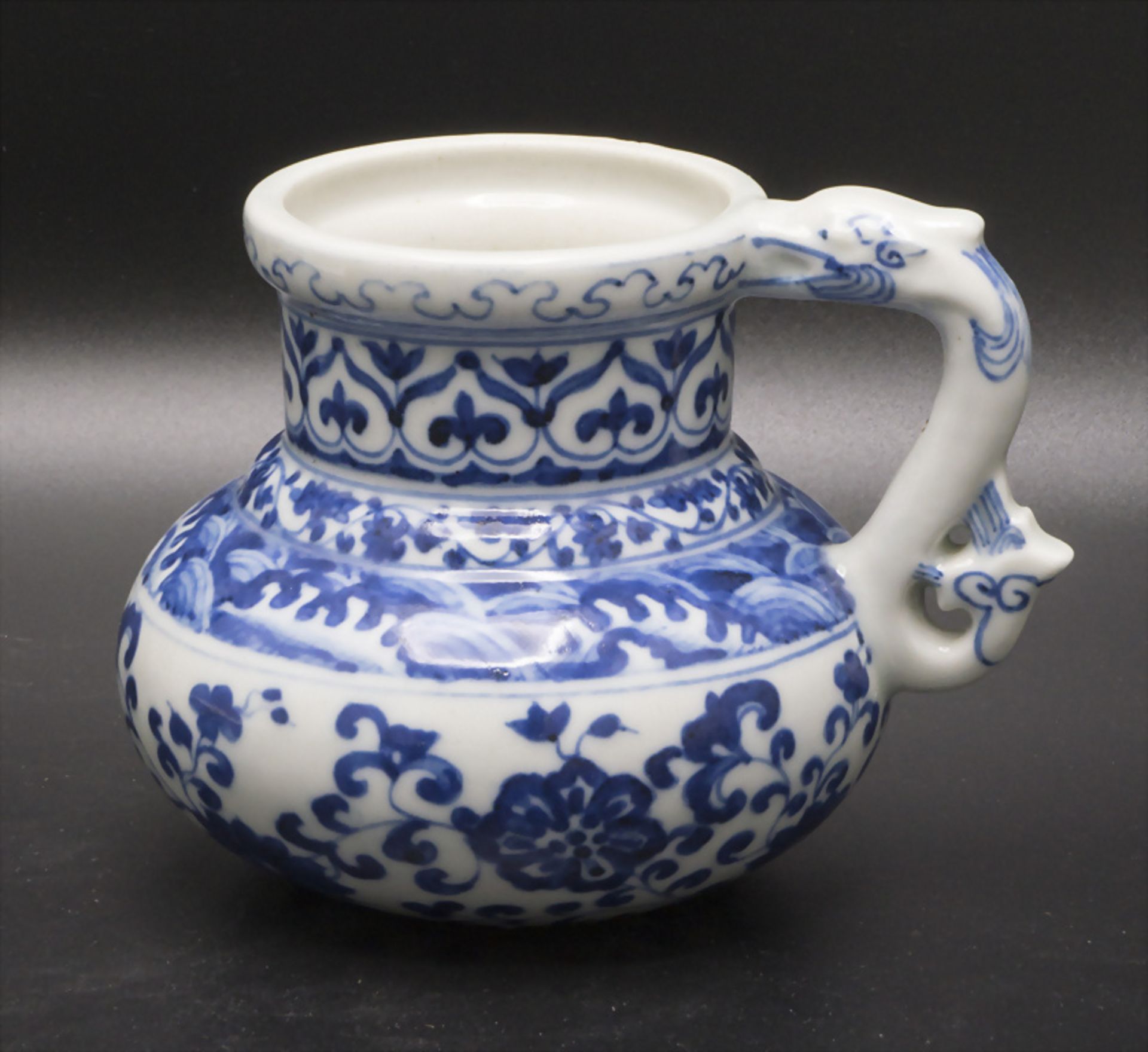 Henkelgefäß / A handled porcelain vessel, China, Qing Dynastie (1644-1911), 18. Jh. oder früher