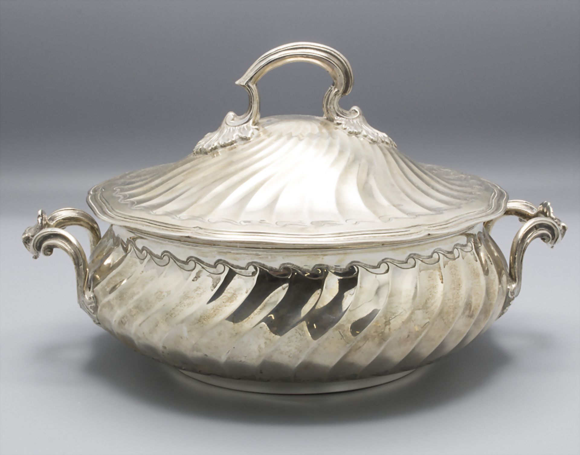 Écuelle / Wöchnerinnenschüssel / Légumier couvert en argent massif / A silver vegetable tureen ...