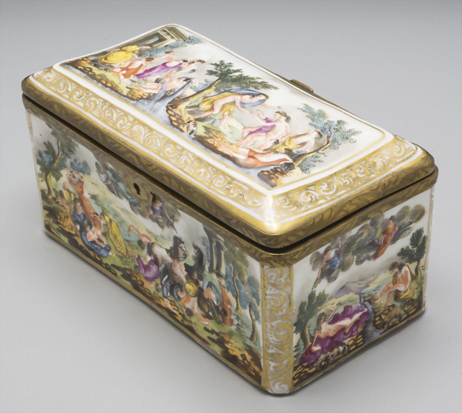 Deckeldose / Tabatiere / A box with cover / snuff box, Capo di Monte, Neapel, 18./19. Jh.