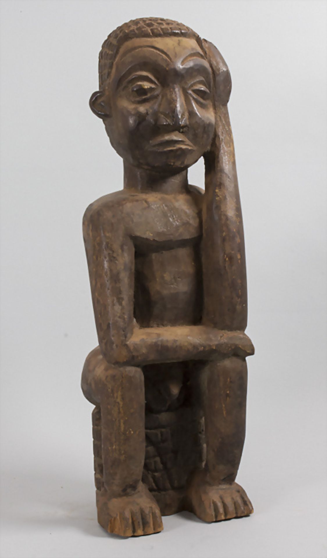 Sitzende Figur auf Baumstamm / A sitting figure on a tree trunk, Afrika