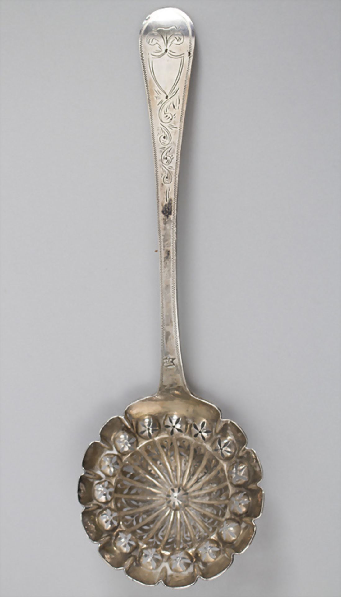 Zuckerstreulöffel / cuillère à sucre / saupoudreuse / A silver sugar-sprinkler spoon with a ...